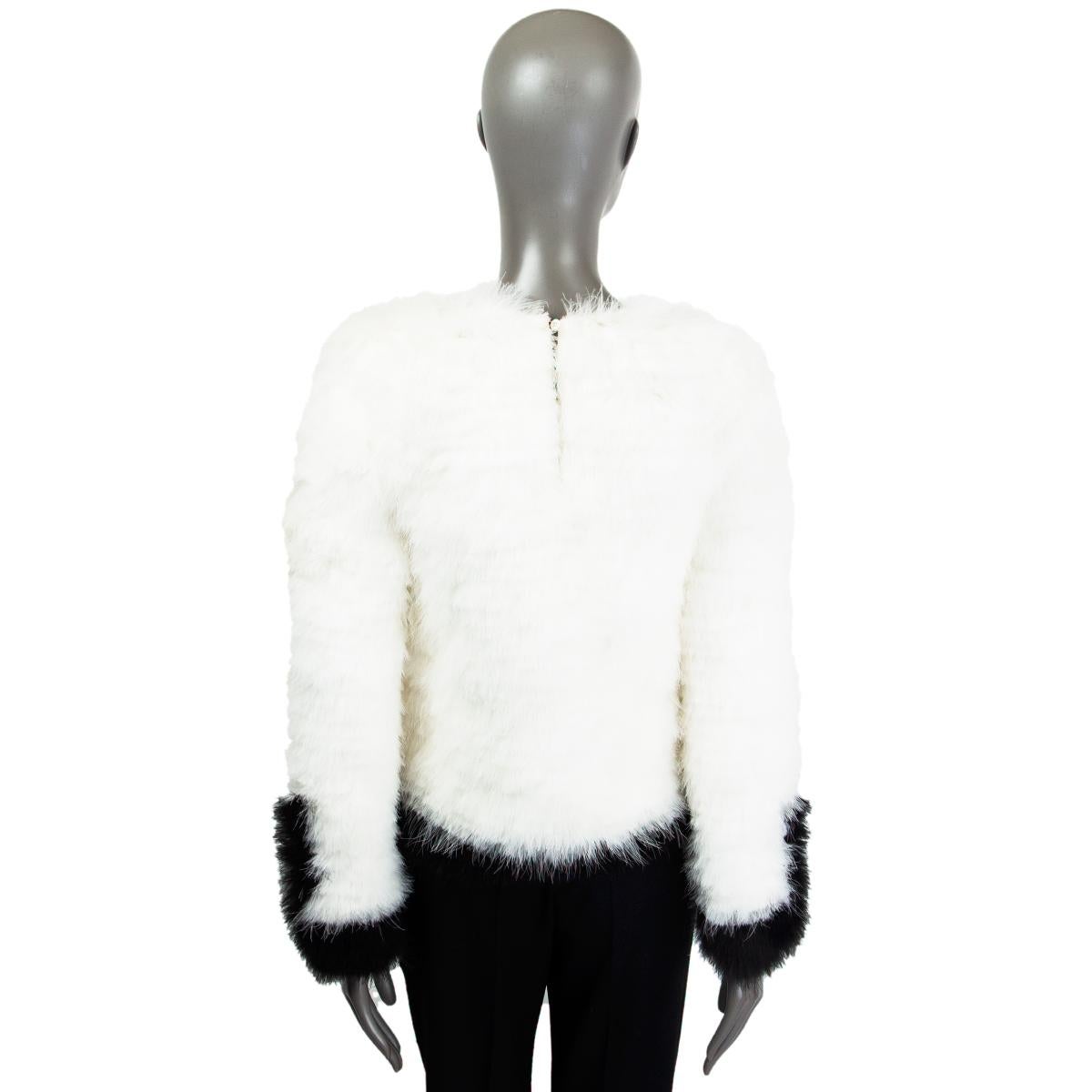 100% authentique Tom Ford pull à manches longues en plumes noires et blanches avec un col en v. La structure du squelette est en polyamide (100%). Le tissu secondaire est en soie blanc cassé (91%) et en lyocell (9%). Se ferme dans le dos par un