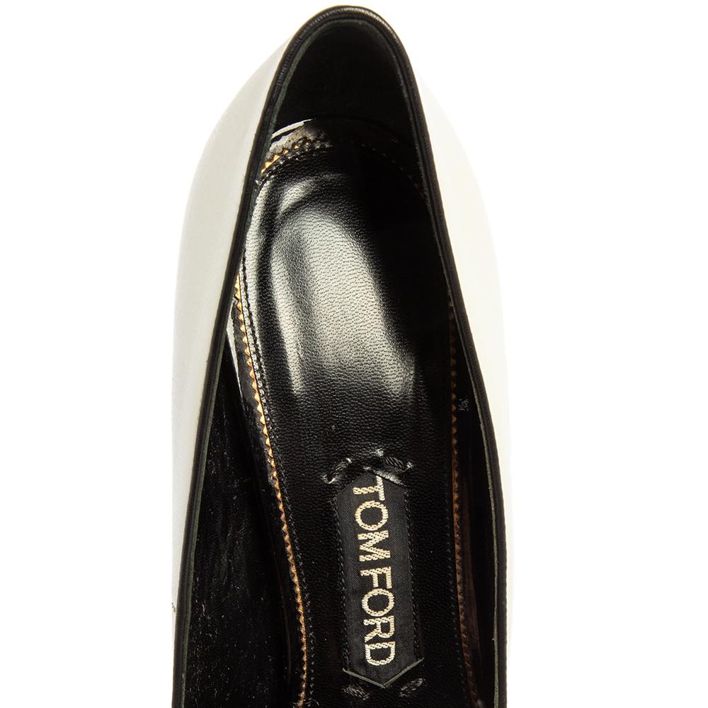 Tom Ford White/Black Patent Leather And Leather Pointed Toe Pumps Size 39.5 In Good Condition In Dubai, Al Qouz 2