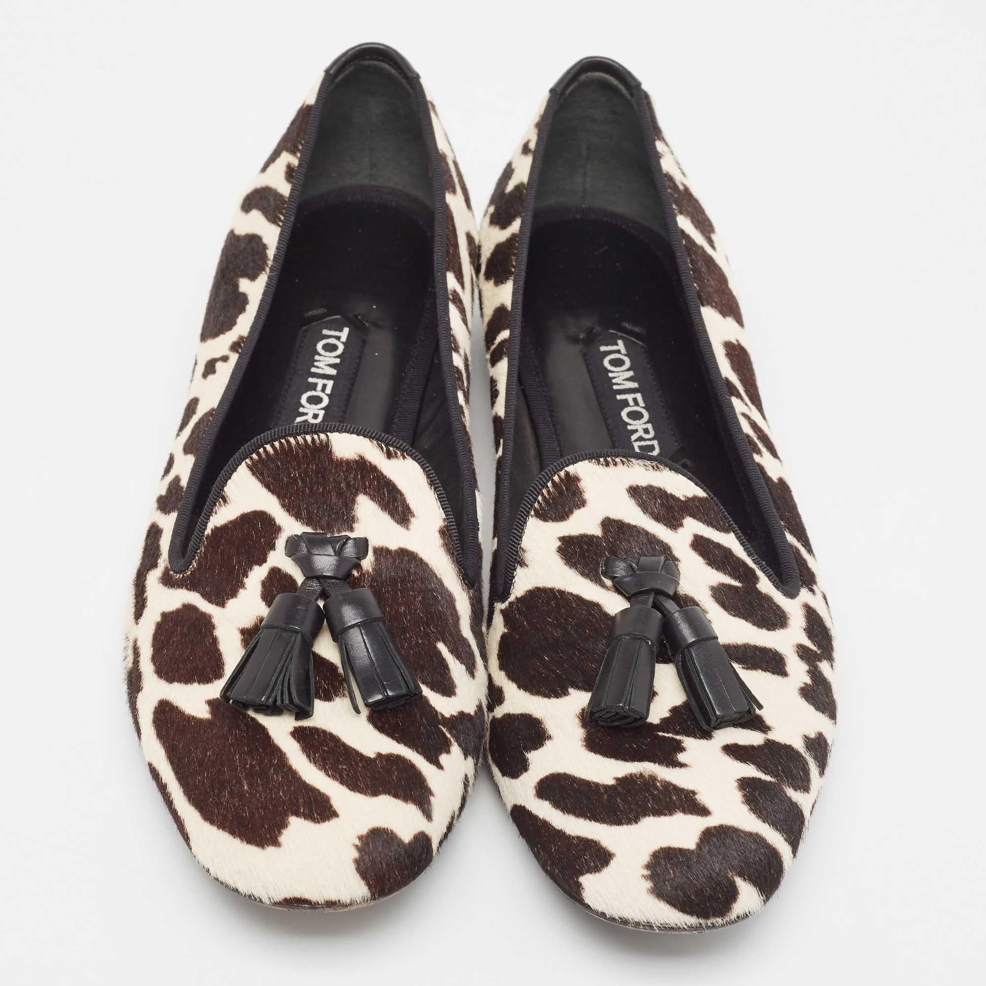 Coming from one of the most celebrated fashion house, these smoking slippers are known for their brilliant craftsmanship. A seamless mix of comfort and style, these smoking slippers will add a refined touch to your ensemble without too much