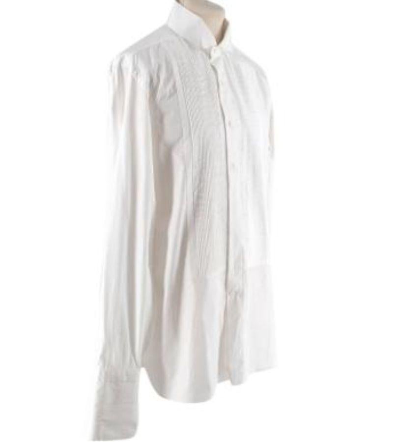 Tom Ford White Cotton Pleated Shirt

- Light weight cotton 
- Pleated front panels 
- Pointed collar
- Front button stand fastening 

Materials:
100% Cotton 

Made in Switzerland 

Machine wash 40 degrees

9/10 very good condition, with minor signs