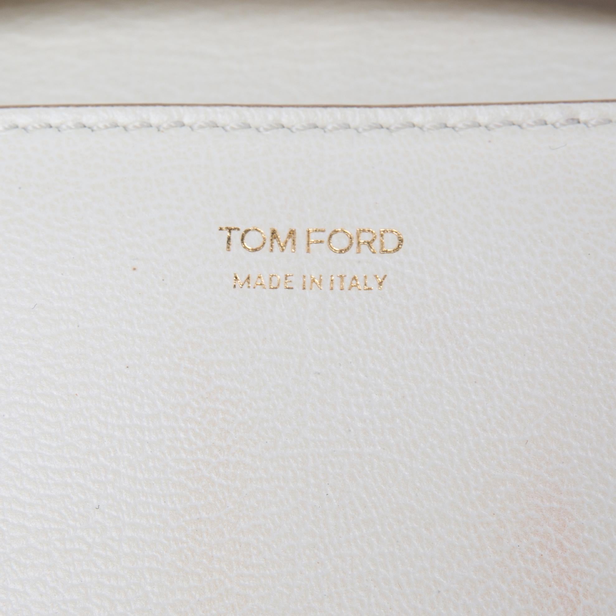 From the reputed eponymous fashion label Tom Ford, this Natalia shoulder bag has been crafted with a sense of upscale skill and style like none other. It is made meticulously using white leather with a gold-toned lock exhibiting the signature TF