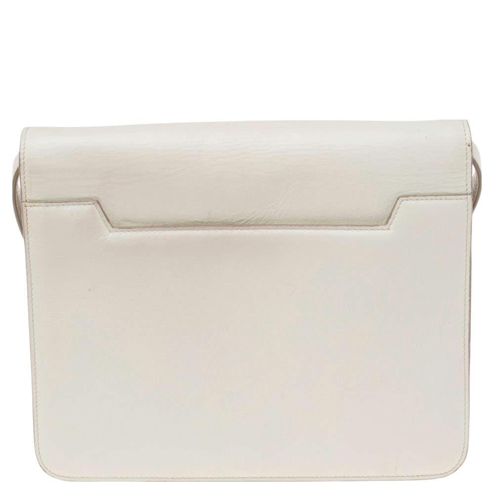 From the reputed eponymous fashion label Tom Ford, this Natalia shoulder bag has been crafted with a sense of upscale skill and style like none other. It is made meticulously using white leather with a gold-toned lock exhibiting the signature TF