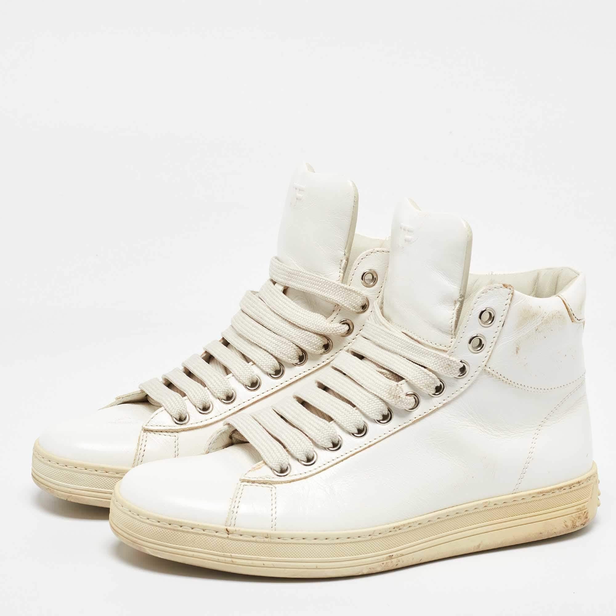 Diese Designer-Sneakers in klassischer Silhouette sind eine nahtlose Kombination aus Luxus, Komfort und Stil. Diese Sneaker sind mit charakteristischen Details und bequemen Innensohlen ausgestattet.