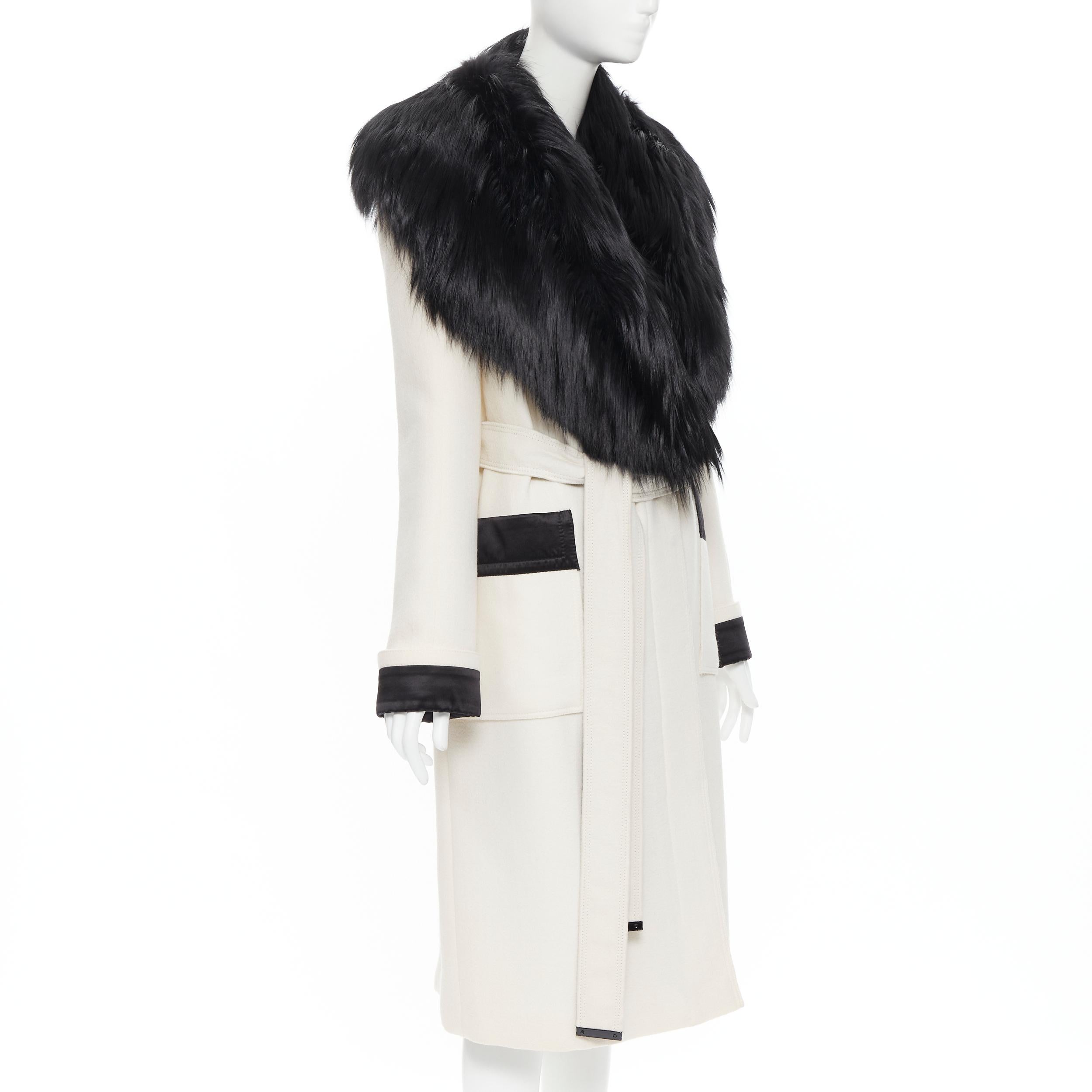 Tom Ford - Manteau à ceinture matelassé en crêpe de laine blanc avec col en fourrure de renard, taille IT 40 S Bon état à Hong Kong, NT