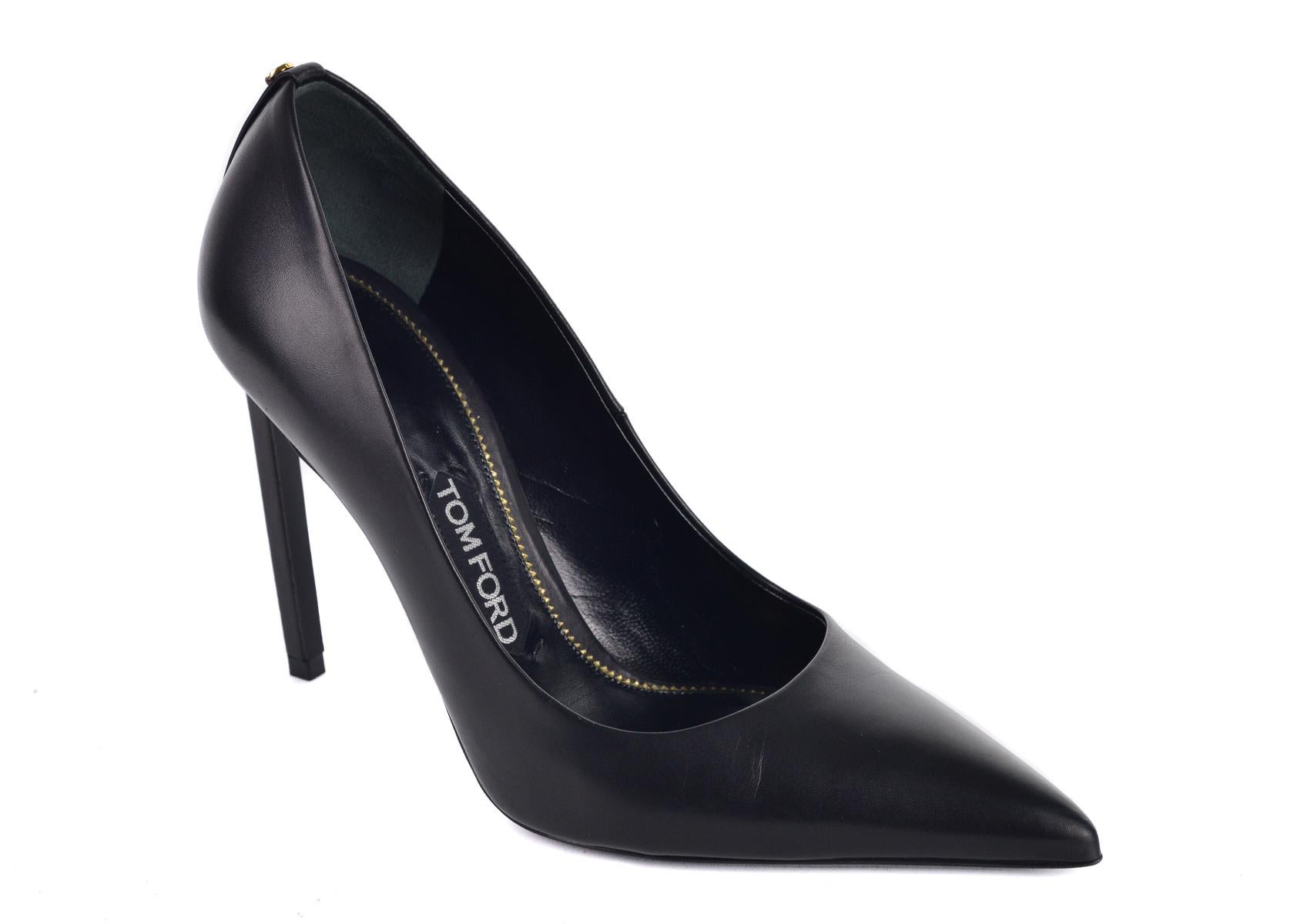 Tom Ford's classic leather pumps. These timeless leather pumps are a classic pair of shoes for all womens wardrobe. Suitable and versatile for all occassions, they are the perfect go to pumps. Pair them up or down with denim jeans or slacks for a
