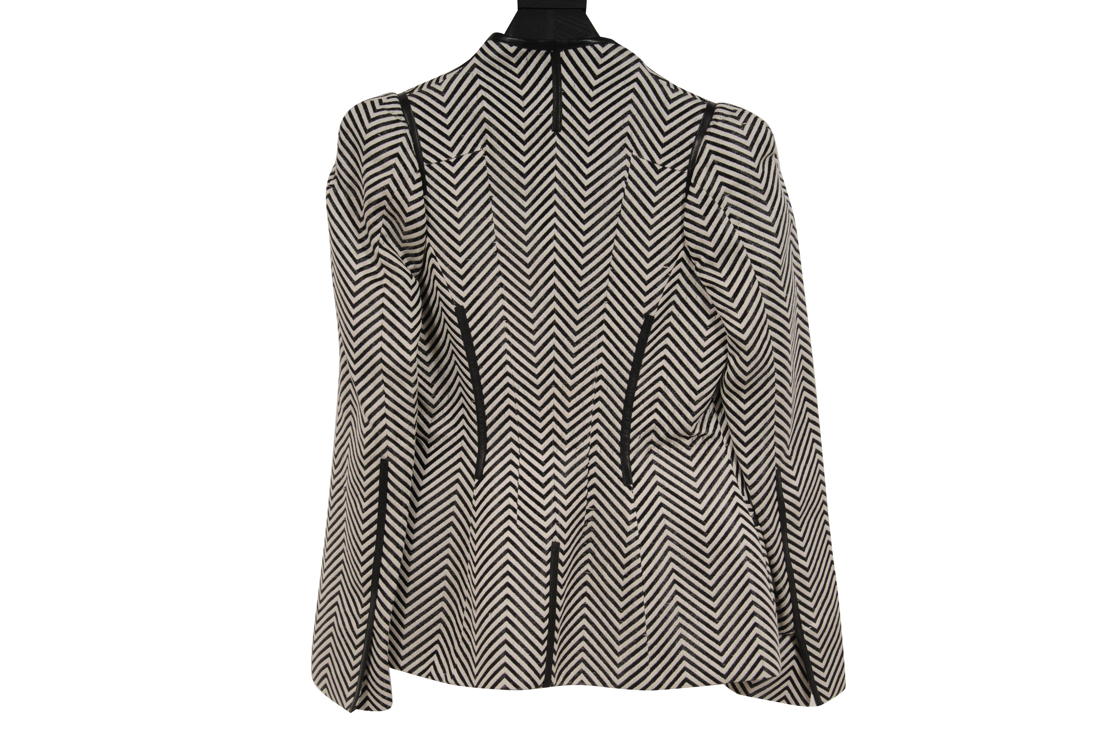 - Esterno in bianco e nero

- Taggato taglia IT 42

- Realizzato in 55% cotone 45% nylon



Condizioni: 

La giacca è in condizioni generali discrete, con alcune rotture del tessuto. La giacca è solida, ma l'esterno presenta alcune rotture del