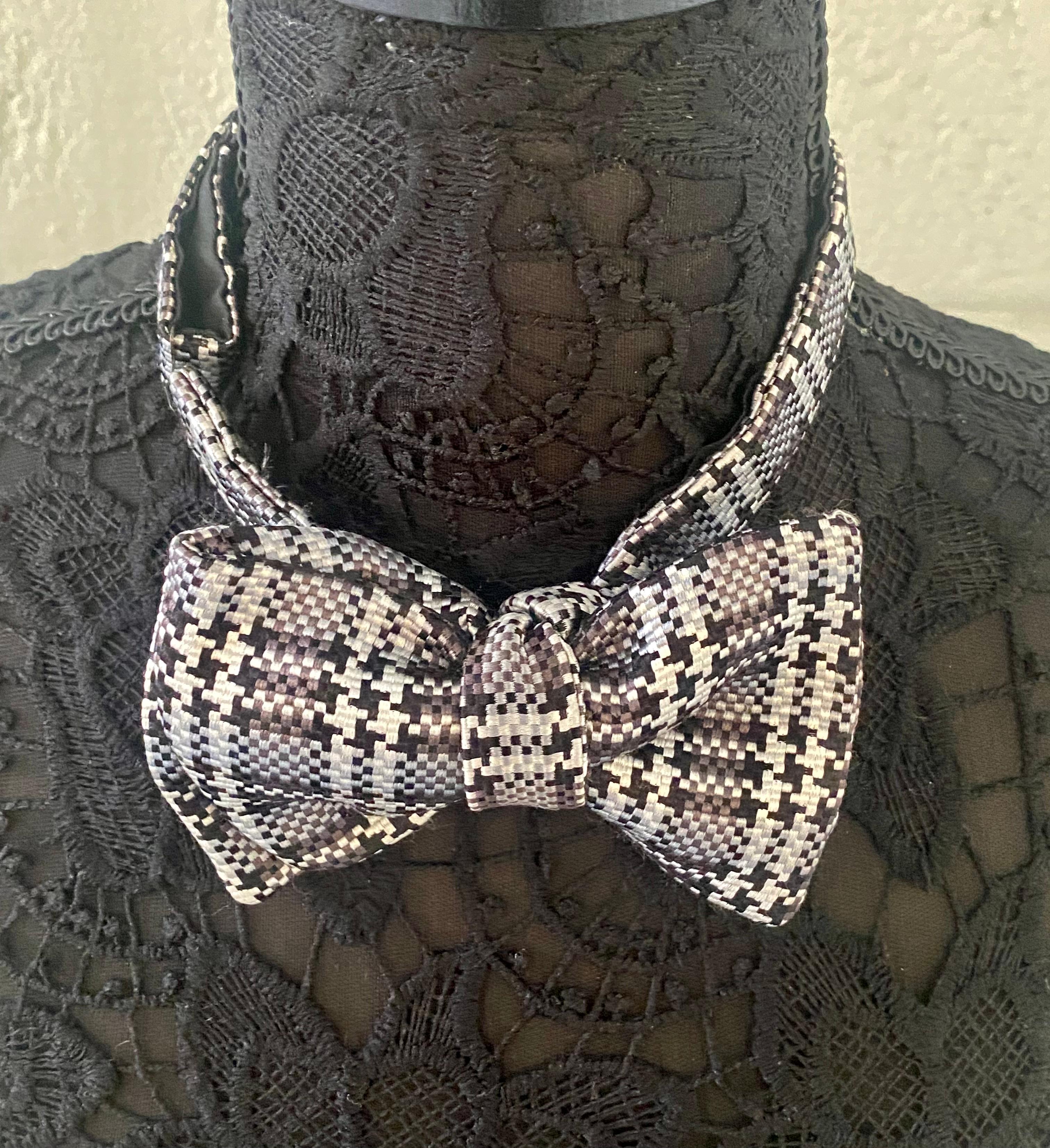 There’s nothing TOM FORD doesn’t know about eveningwear, so you can rest assured that you’re in the most capable hands when selecting a bow tie from the American brand’s impeccable roster. Crafted in Italy and rendered using the finest silk, this