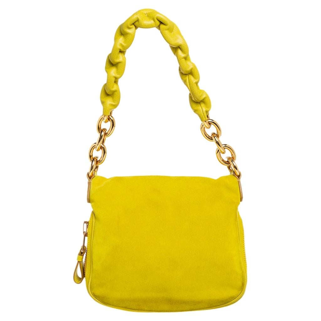This Jennifer bag by Tom Ford has a stunning yellow shade. Crafted with suede, the bag has gold-tone zip detailing on its contours and on the edges of the front flap. Carefully lined, the bag has a spacious interior with a small zip pocket. This bag