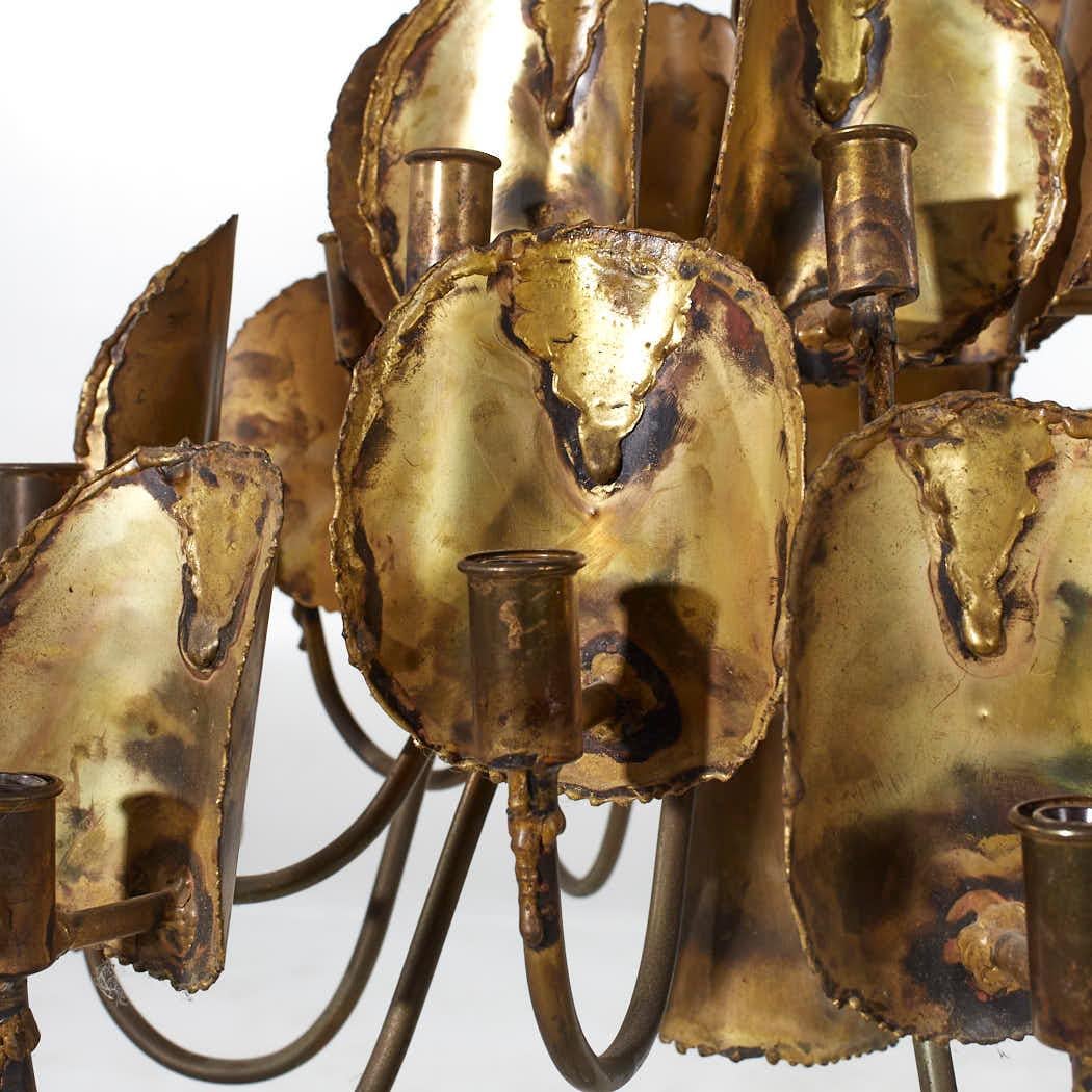 Tom Green for Feldman Mid Century Brass Brutalist 18 Light Chandelier In Good Condition For Sale In Countryside, IL