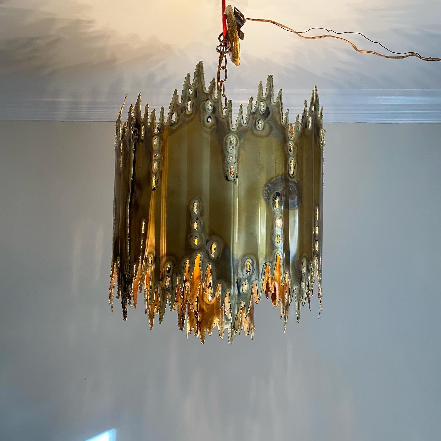 Un incredibile lampadario in ottone tagliato a cannello di Tom Greene & Greene.  Sei luci intorno e una rivolta verso il basso, mantenendo la tettoia originale.