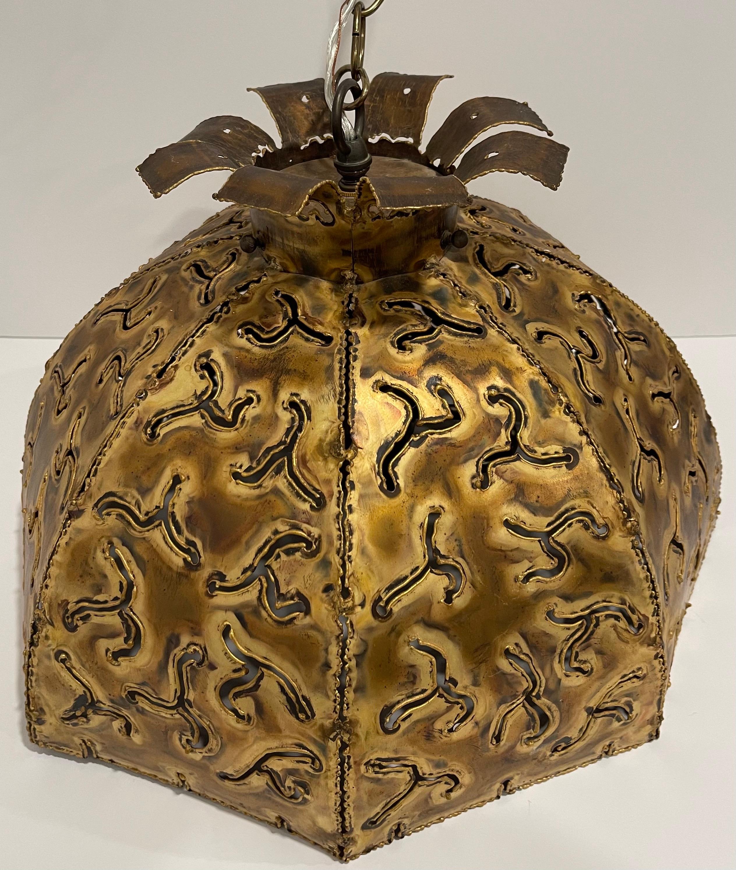 Lampada a sospensione in stile brutalista degli anni '70 di Tom Greene & Greene per Feldman. Ottone brunito con dettagli di taglio. Cablata di recente con nuove prese di corrente doppie. L'apparecchio può contenere due lampadine standard. Catena da