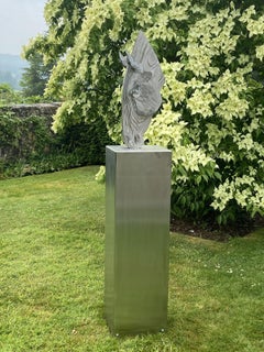 Caballo Bebedor IV, 2023 di Tom Hiscocks - scultura di cavallo in acciaio inossidabile