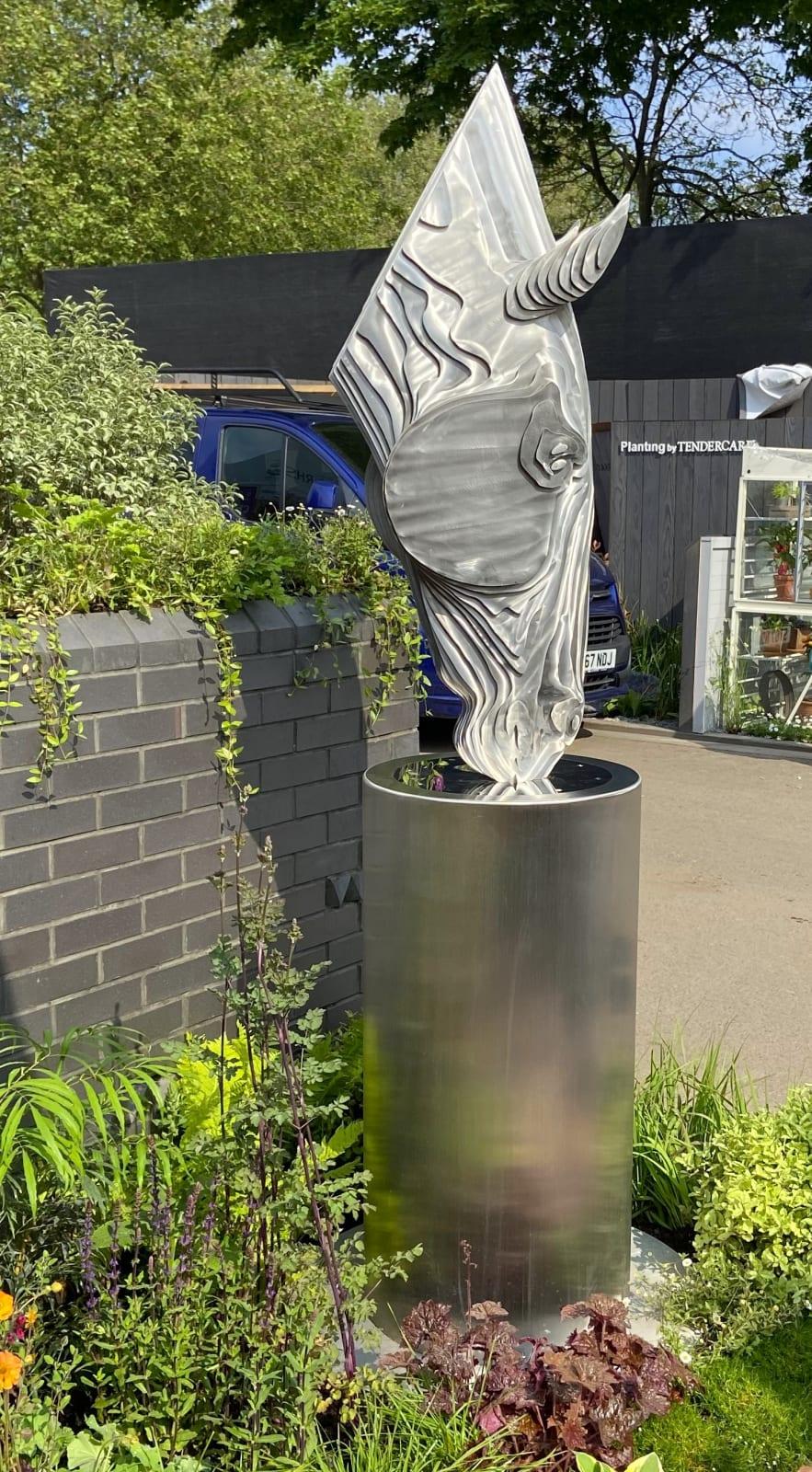 Mezzo: acciaio inossidabile.
Edizione di 8

____________________________________________________________________________

Tom Hiscocks è uno scultore il cui lavoro esplora i temi dell'identità, della percezione e della natura mutevole