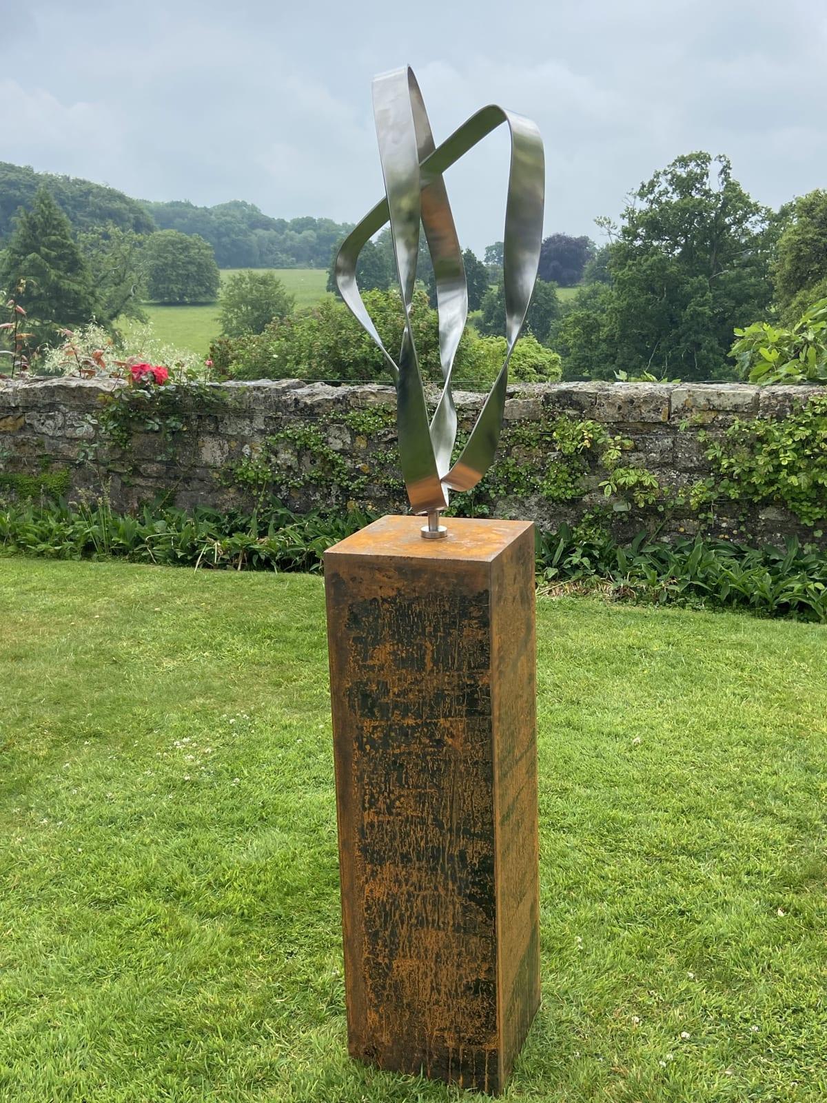 KISS III par Tom Hiscocks - sculpture contemporaine en acier inoxydable en vente 1