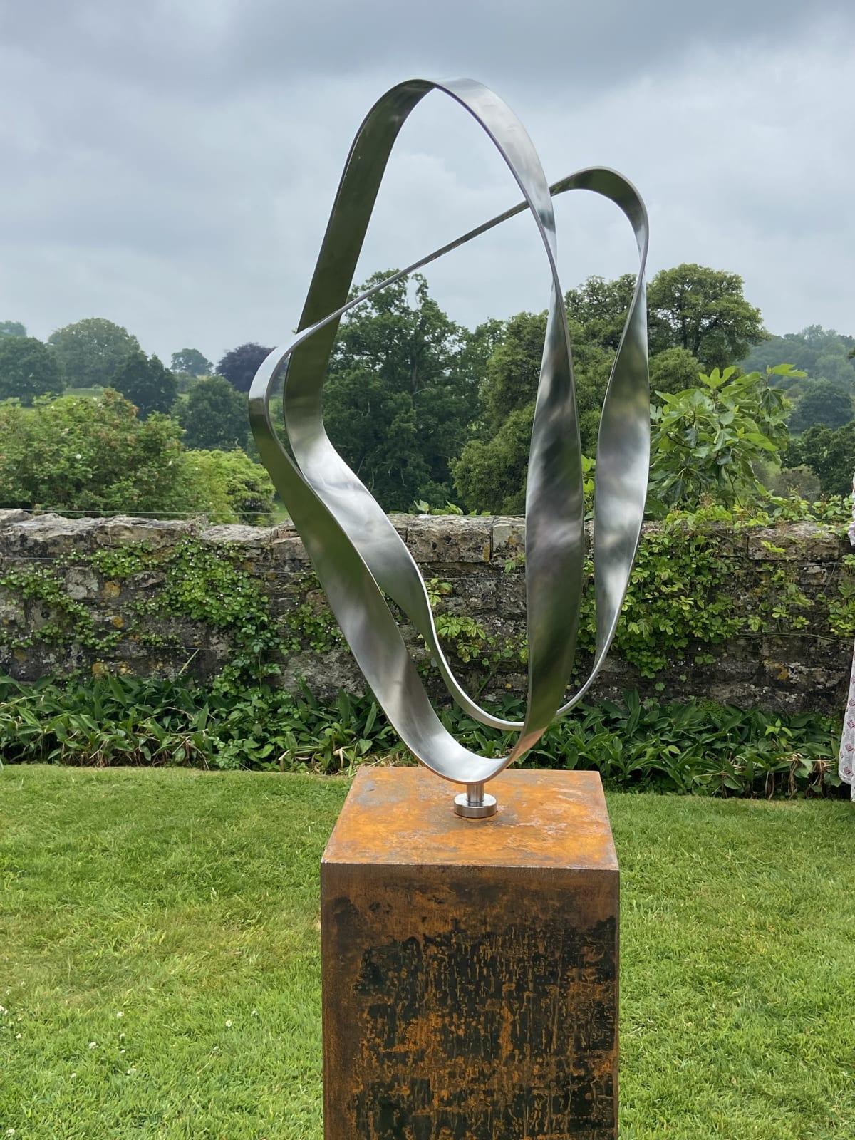 KISS III par Tom Hiscocks - sculpture contemporaine en acier inoxydable en vente 3