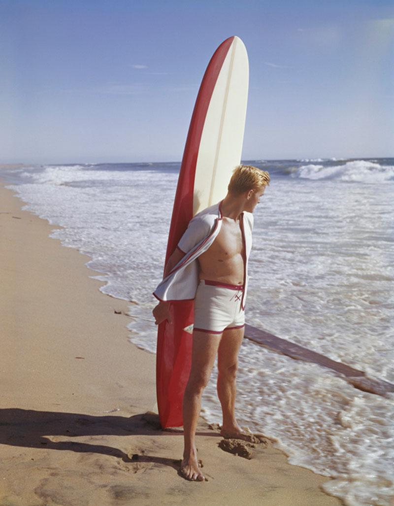 Figurative Photograph Tom Kelley - Surfeur californien