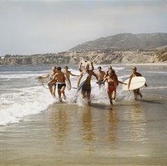 Surfeurs avec planches de surf