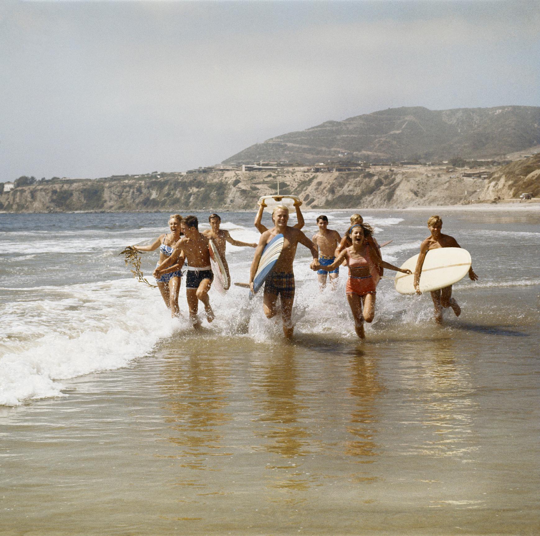 Color Photograph Tom Kelley - Surfeurs avec planches de surf