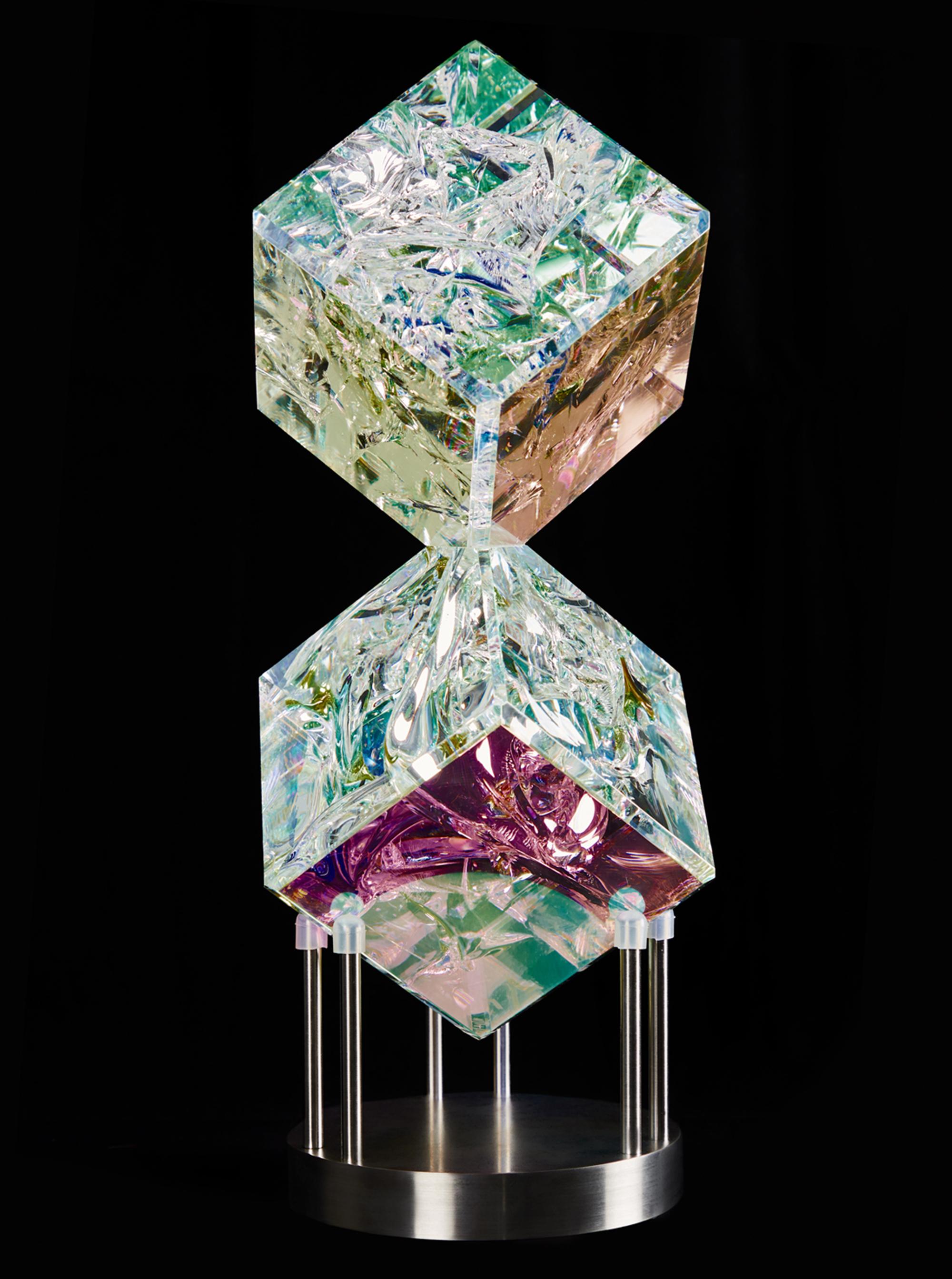 Sculpture Dichroïque en verre, cristal, optice, taillée en double cube de 10,16 cm, polie - Noir Abstract Sculpture par Tom Marosz