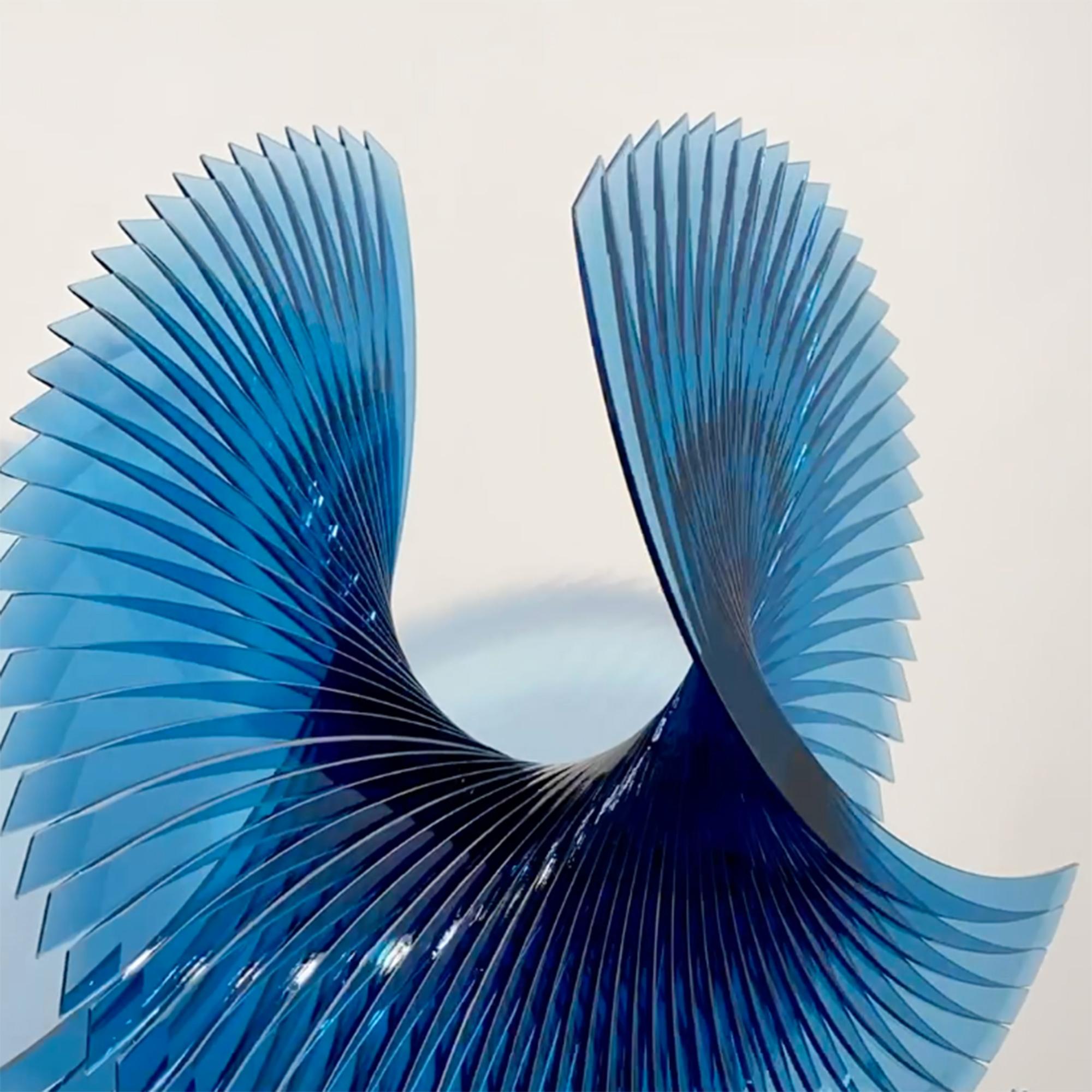 Sculpture en verre abstraite « Almost a Tear in Pacifica » - Bleu Abstract Sculpture par Tom Marosz