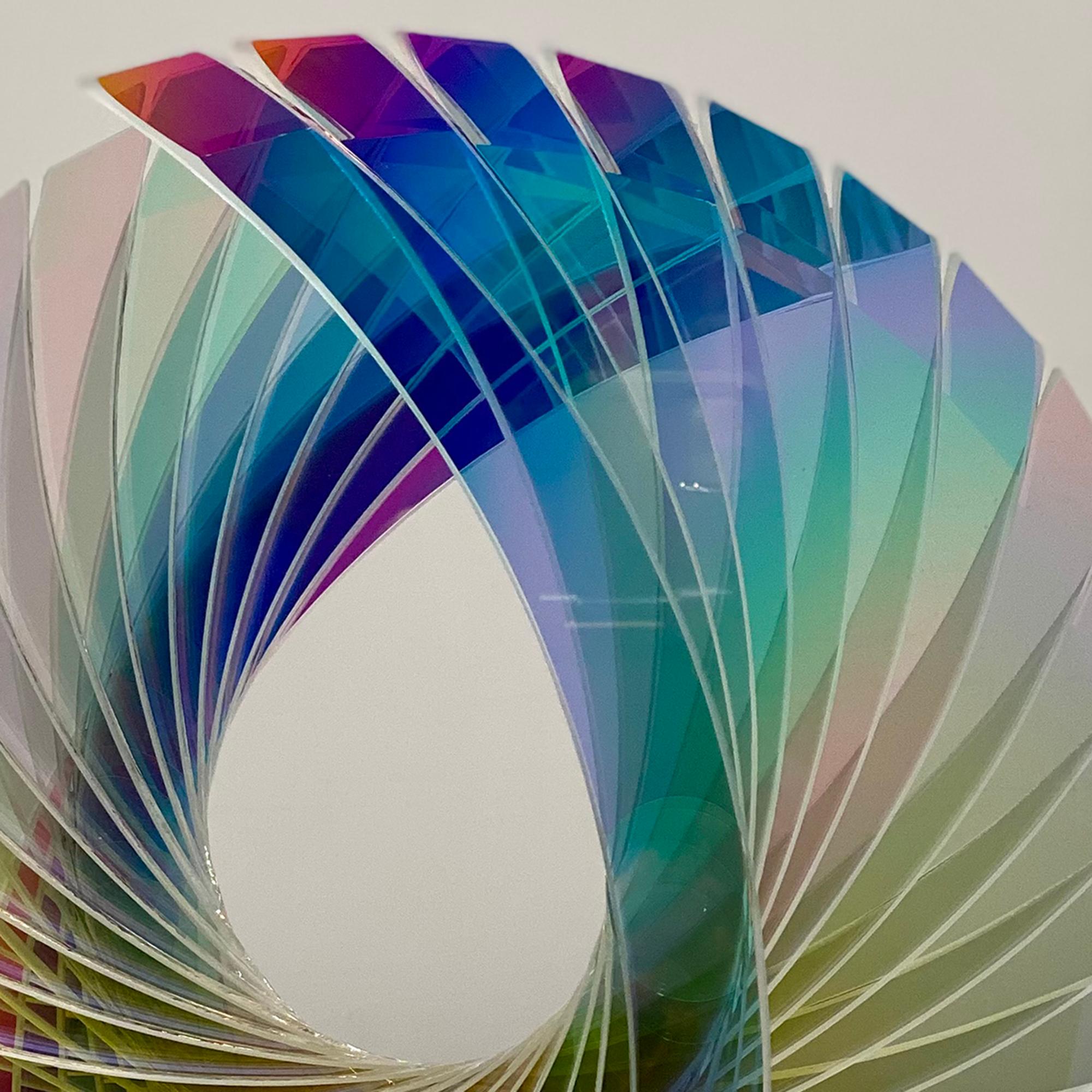 Scultura astratta di vetro 'Baby Tear in Starfire Dichroic - Sculpture Contemporaneo di Tom Marosz