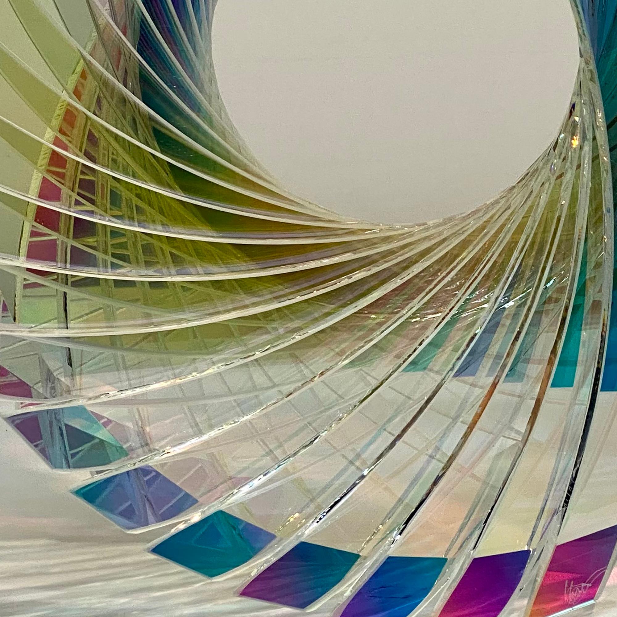 Vetro float, tagliato, molato, lucidato e assemblato. Ogni pezzo è unico nel suo design.
L'arte di Tom Marosz è il culmine delle abilità, del mestiere e del tentativo di manipolare la luce in modi che nessuno si aspetta. Il suo fascino per la luce è