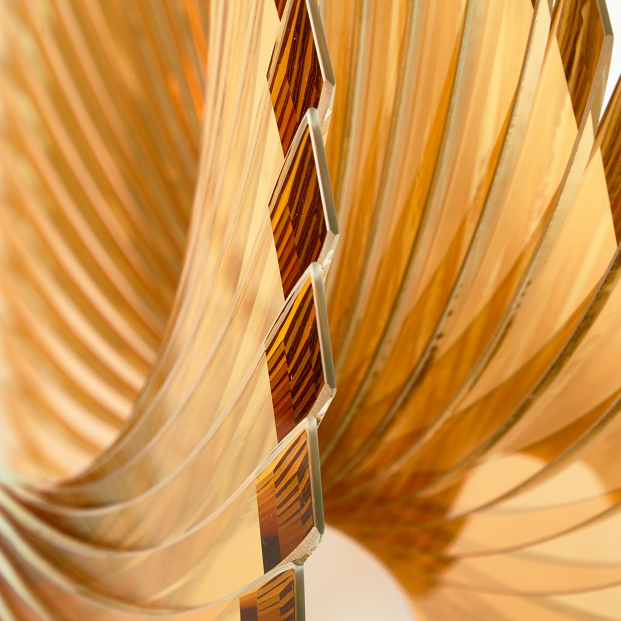 Sculpture en verre fusionné, taillé et poli « ailes en ambre doré » en vente 3
