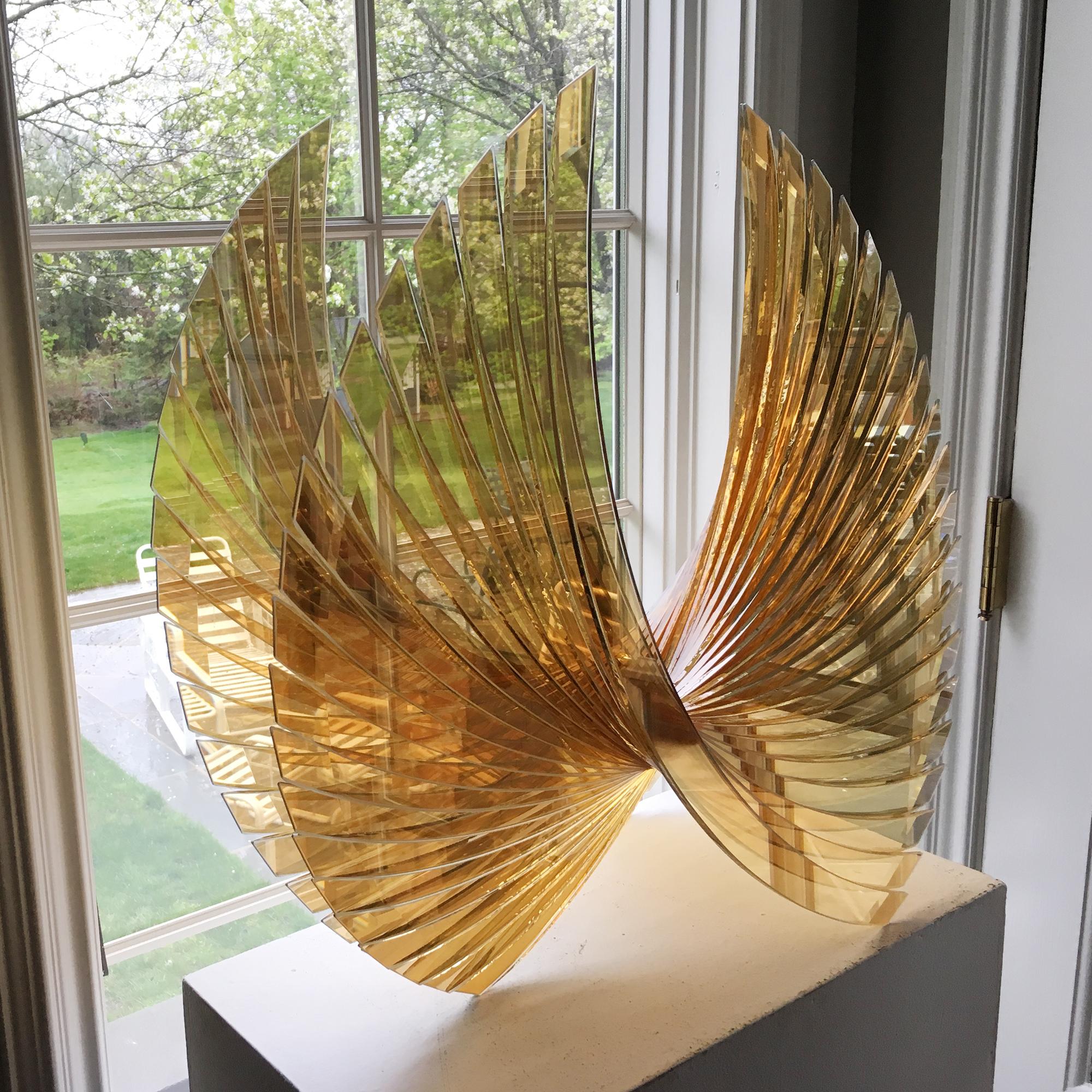 Sculpture en verre fusionné, taillé et poli « ailes en ambre doré » - Noir Abstract Sculpture par Tom Marosz
