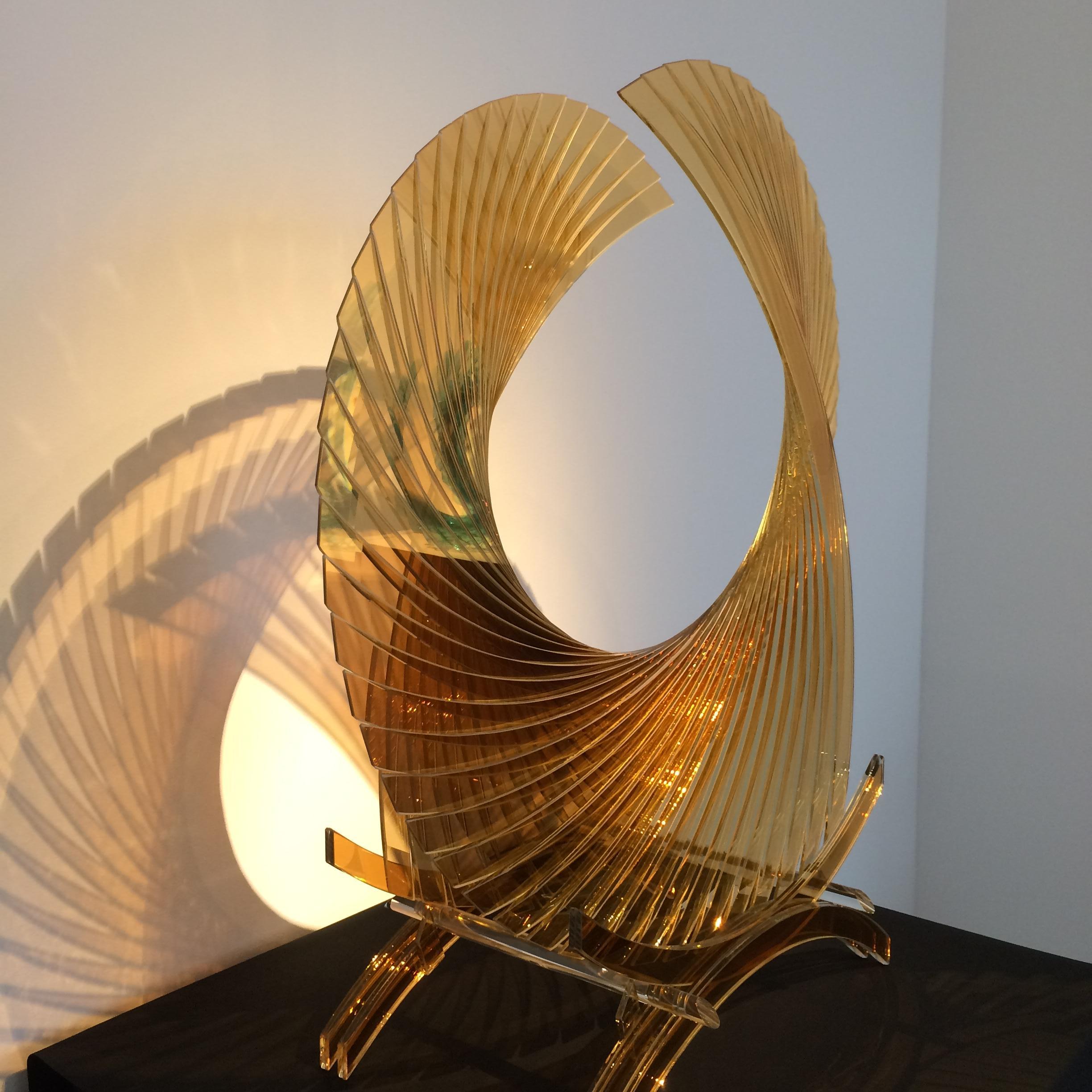 Sculpture en verre fusionné, taillé et poli « Tear for Henry Gold » en vente 5