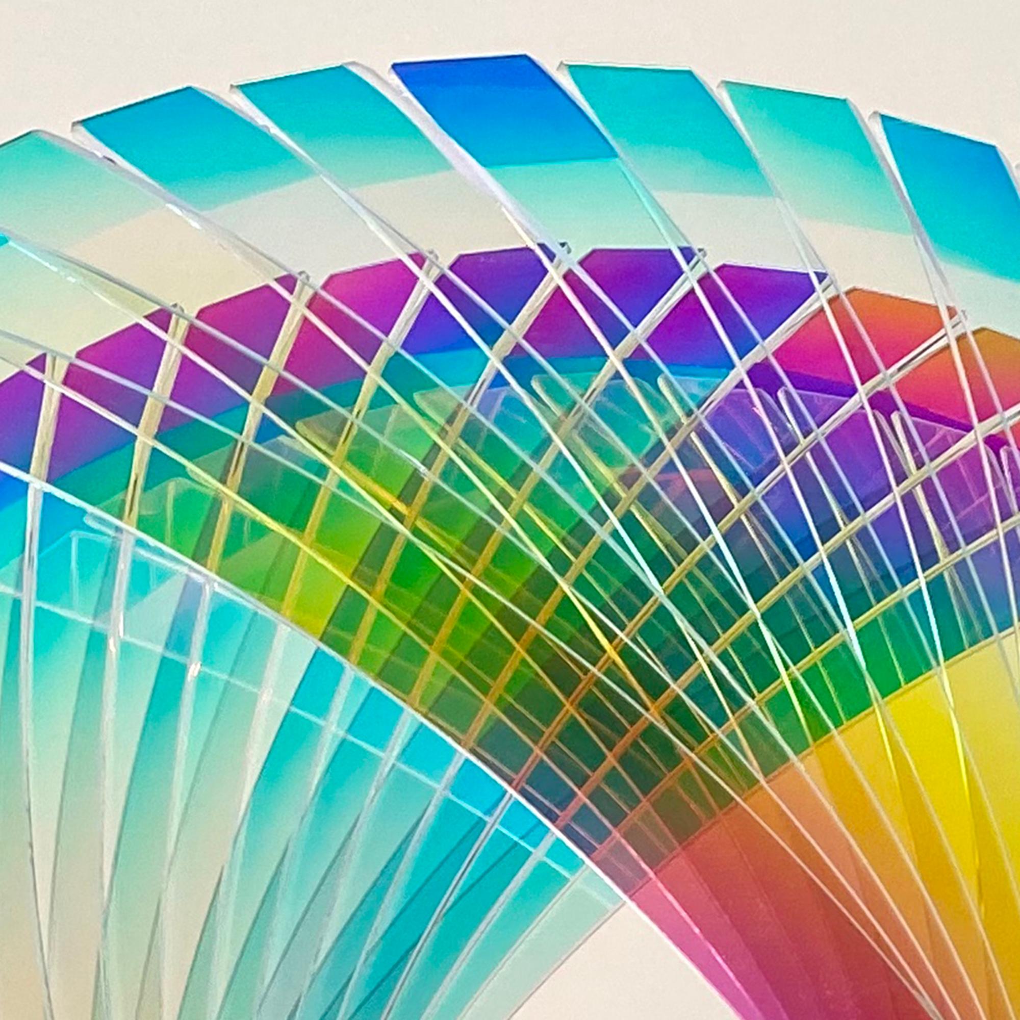 'Tear for Henry Starfire Dichroic Sunburst' , Vetro fuso, tagliato e lucidato - Sculpture di Tom Marosz