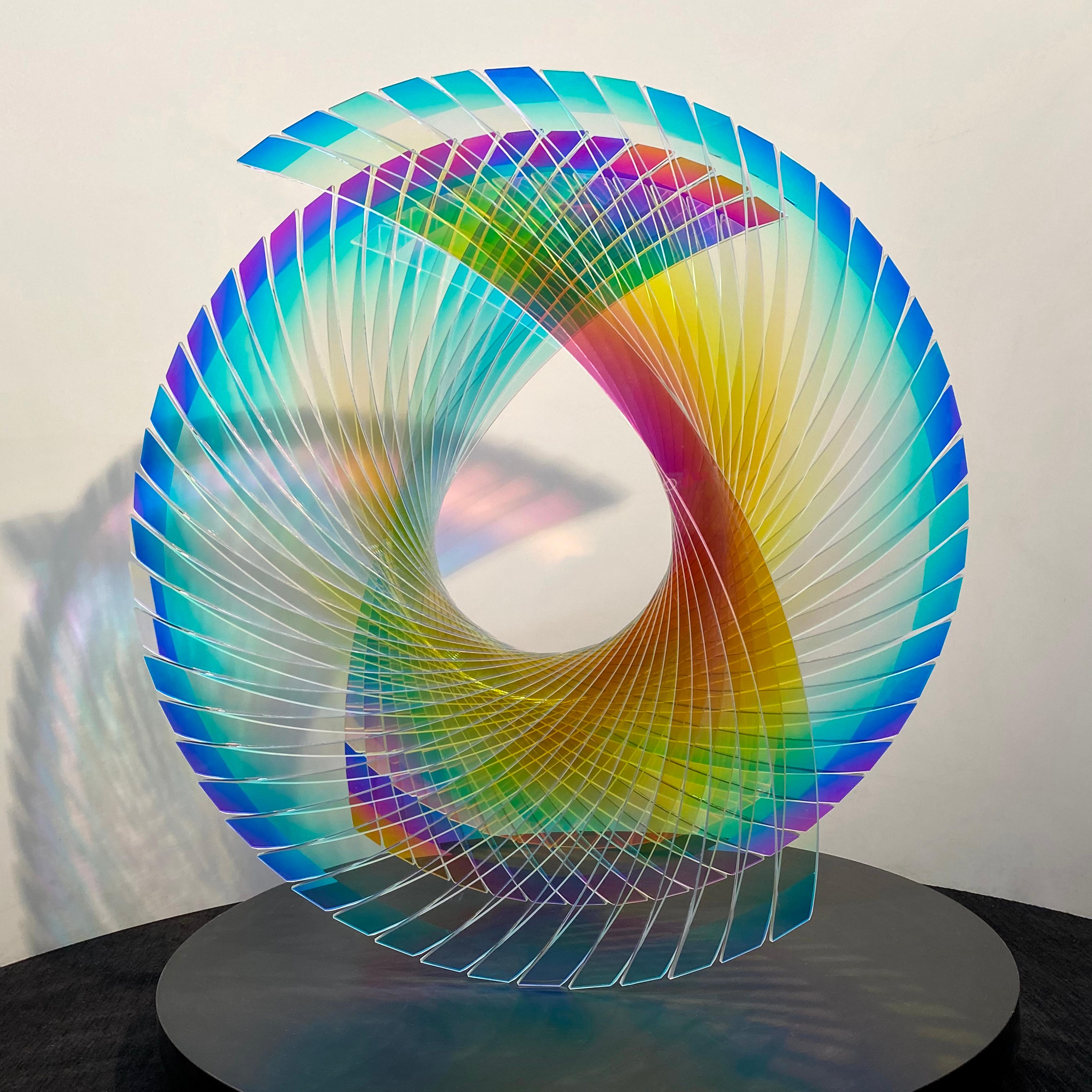 'Tear for Henry Starfire Dichroic Sunburst' , Vetro fuso, tagliato e lucidato - Abstract Sculpture Grigio di Tom Marosz