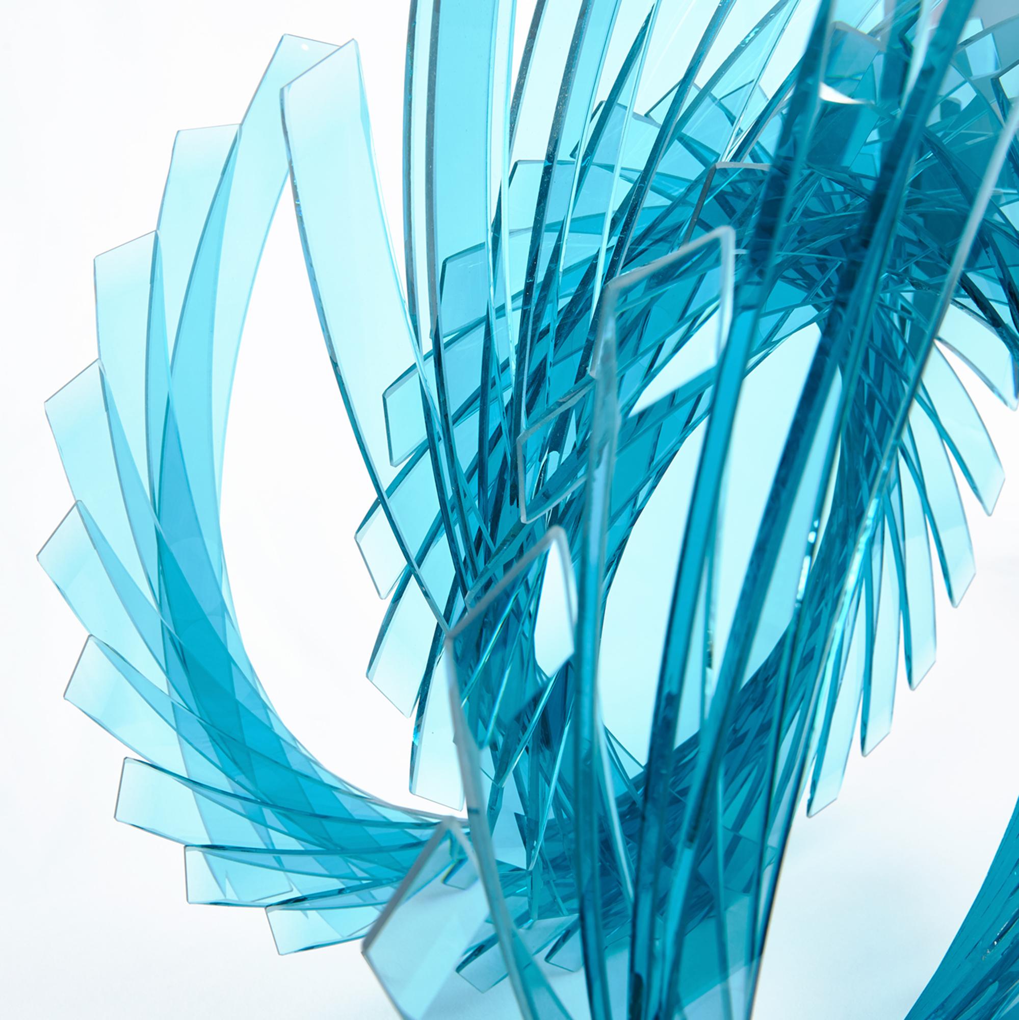 Sculpture en verre fusionné, taillé et poli « Vertigo in Azurelite » - Bleu Abstract Sculpture par Tom Marosz