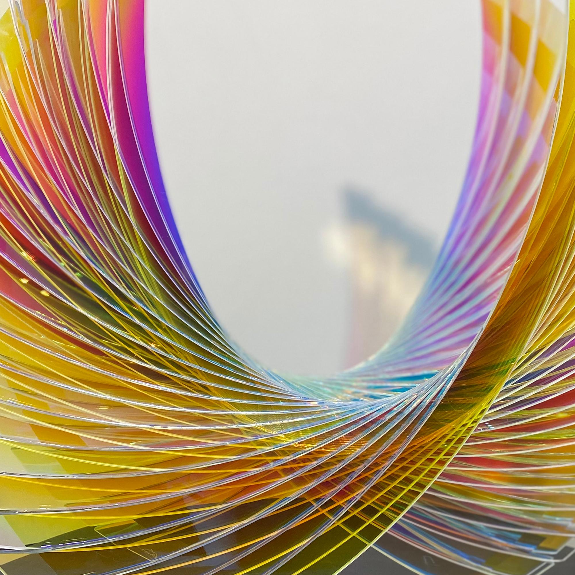 Starfire Sunburst Dichroic Wings' est une sculpture en verre abstraite composée de verre dichroïque multicolore brillant. La sculpture est d'une belle simplicité avec ses lignes entrelacées, ainsi que sa représentation inspirée des ailes.