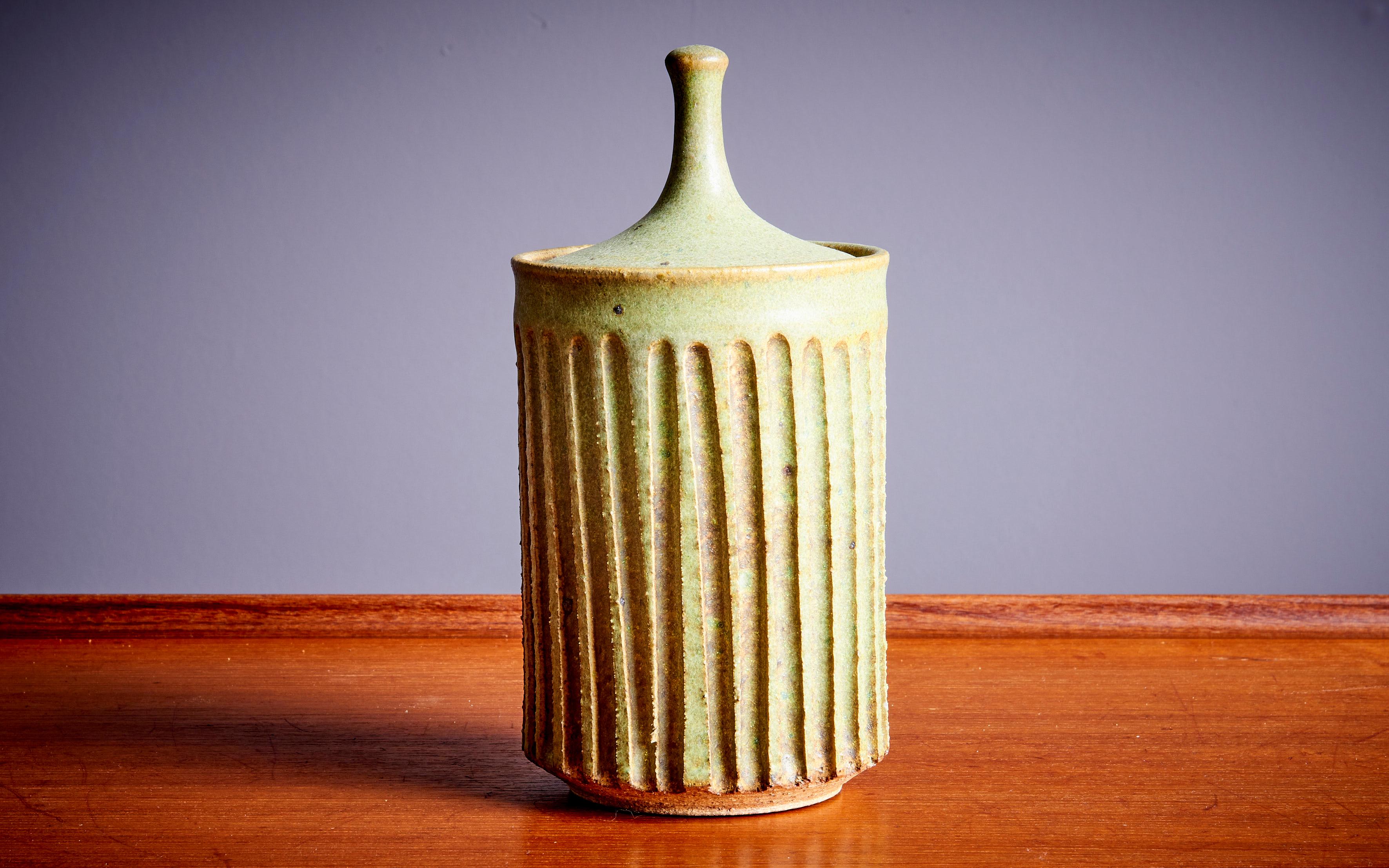 Tom McMillin Ceramic Vessels with lid and Vase in green, USA 1960s  For Sale 3