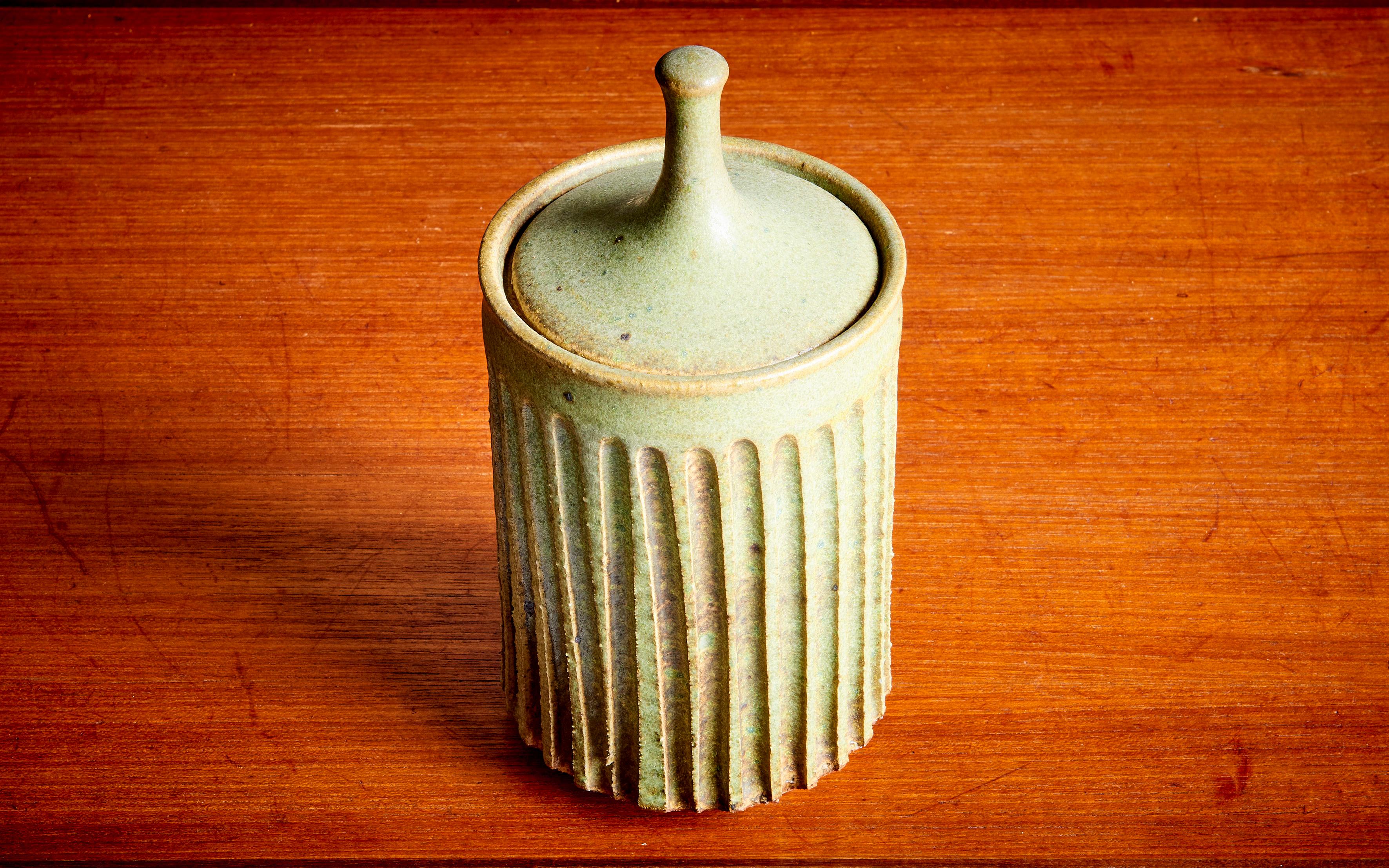 Tom McMillin Ceramic Vessels with lid and Vase in green, USA 1960s  For Sale 4