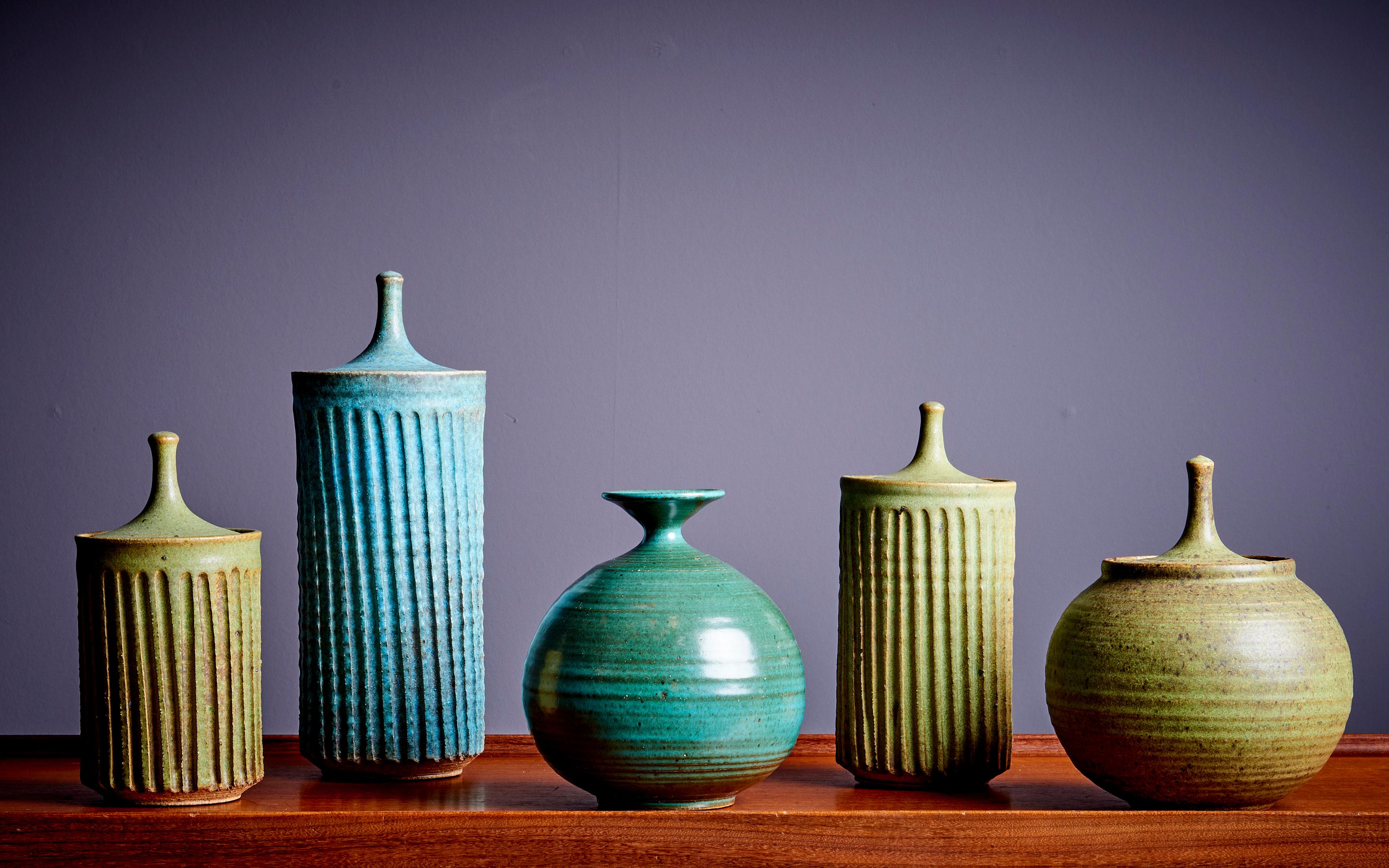 Tom McMillin Ceramic Vessels with lid and Vase in green, USA 1960s. The measurements given apply to the tallest vessel. 