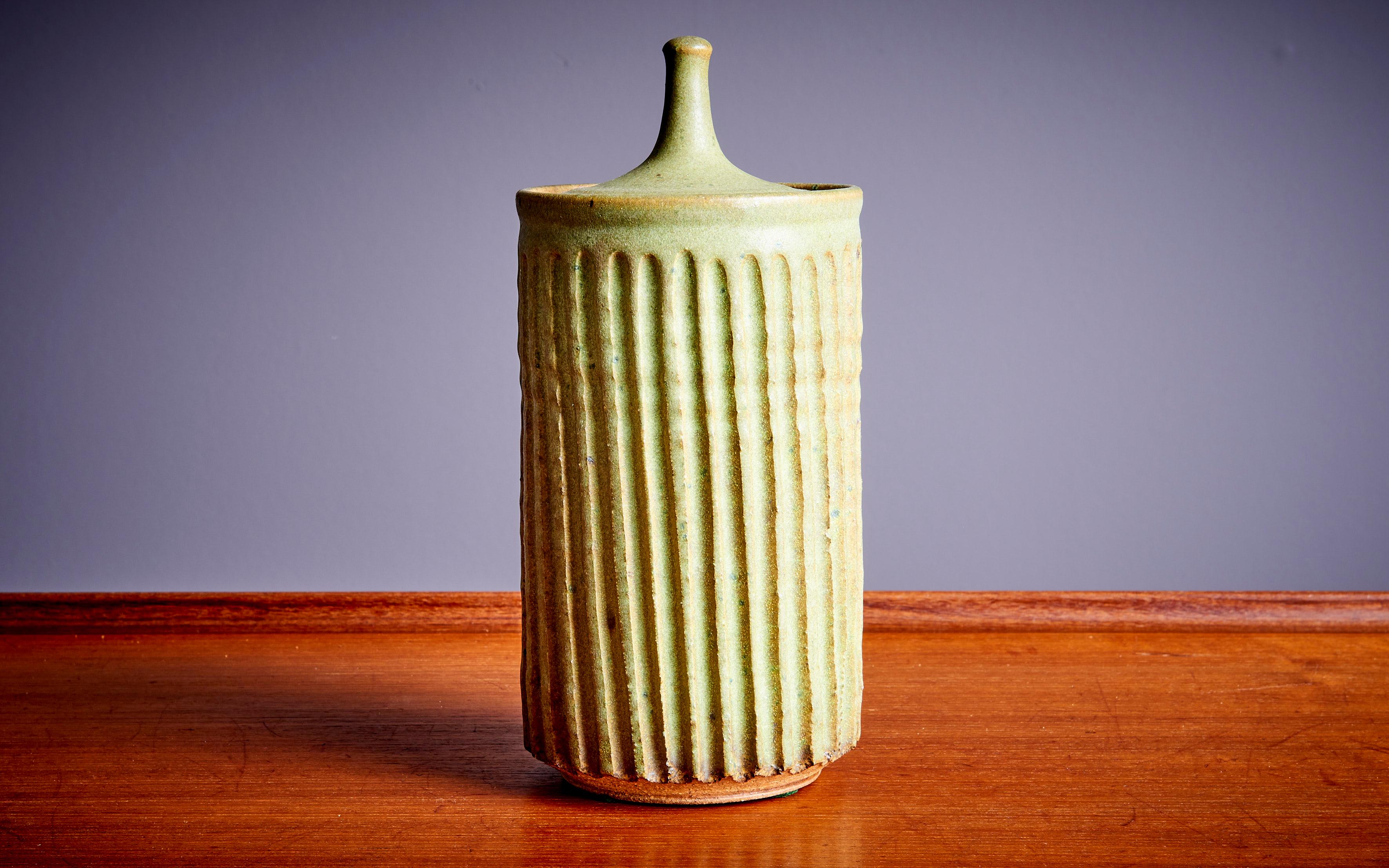 Tom McMillin Ceramic Vessels with lid and Vase in green, USA 1960s  In Good Condition For Sale In Berlin, DE