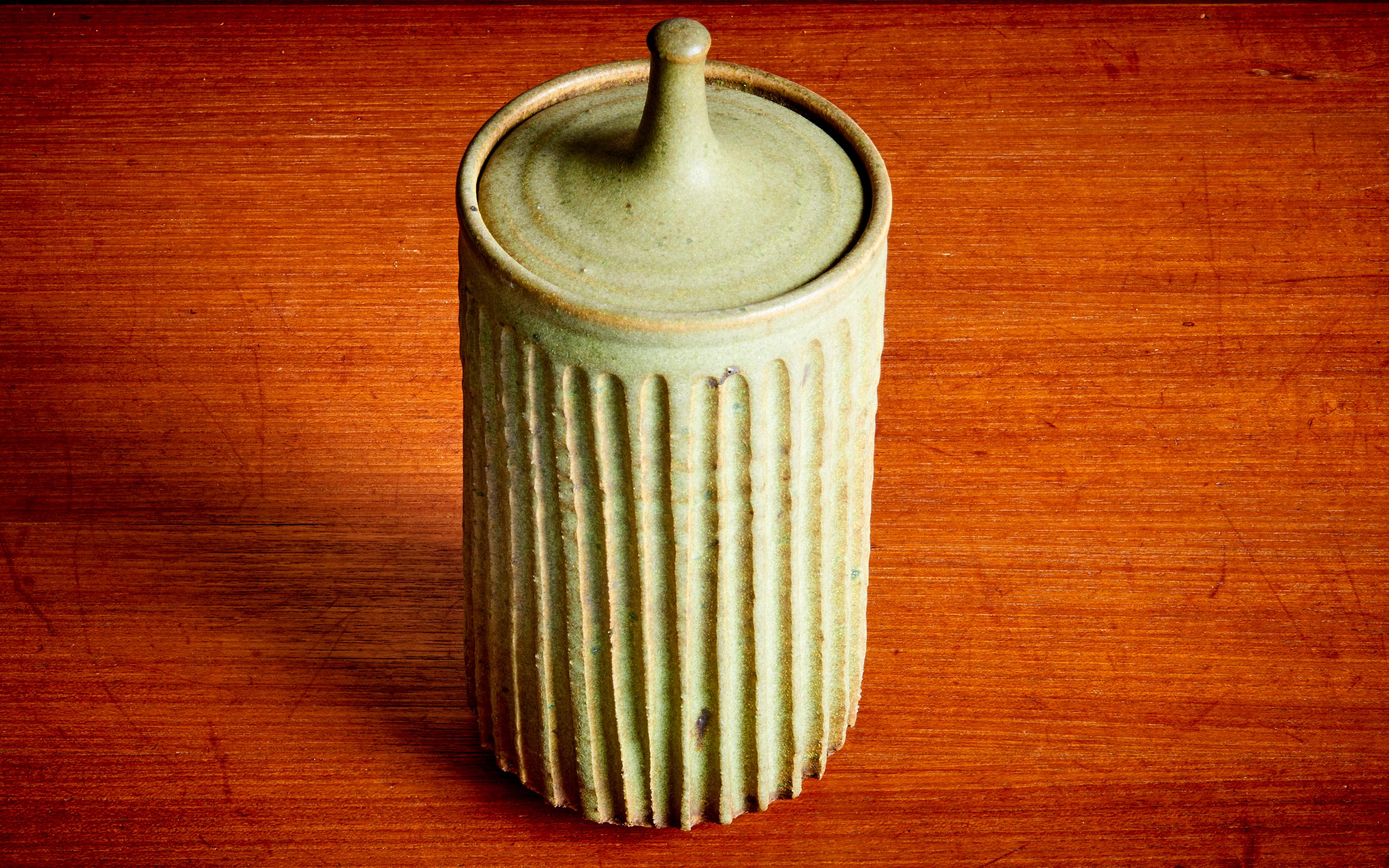 Tom McMillin Ceramic Vessels with lid and Vase in green, USA 1960s  For Sale 1