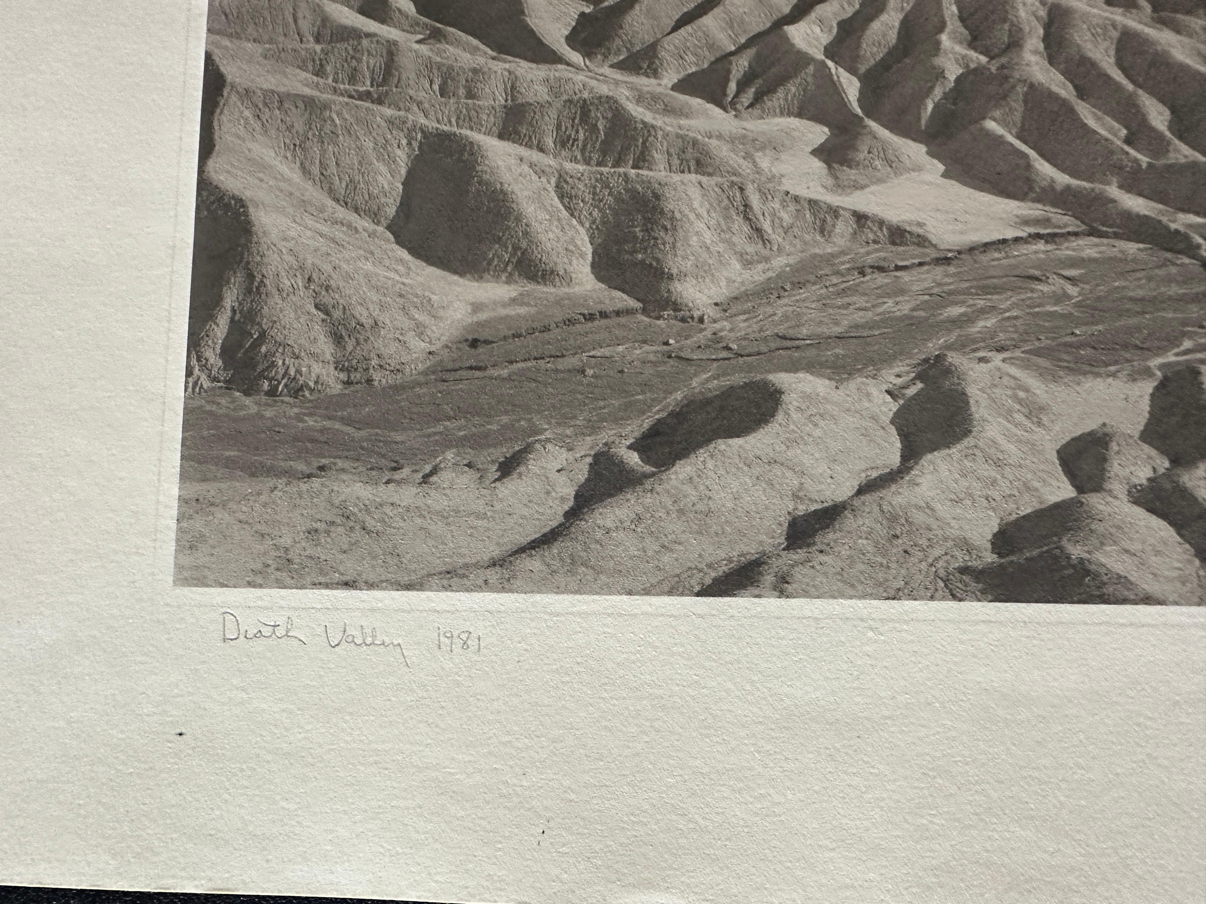 Montagnes de la vallée de la mort 1981 - Gris Landscape Photograph par Tom Millea