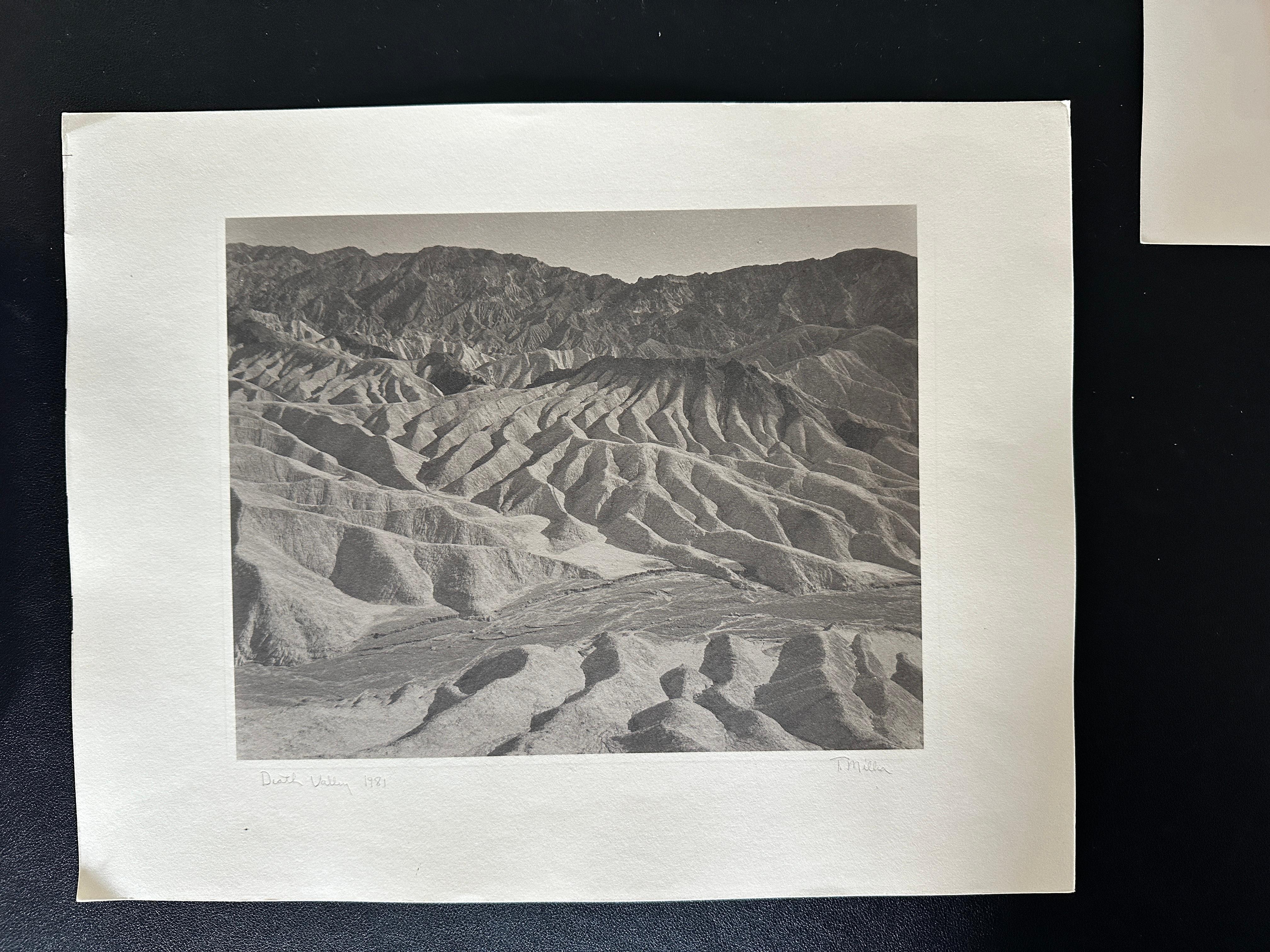 Photographie en platine imprimée à la main.
Tom Millea était bien connu pour ses travaux d'imprimerie.  Il aimait la Vallée de la Mort et en a même fait un portfolio.
Il s'agit d'une impression libre.