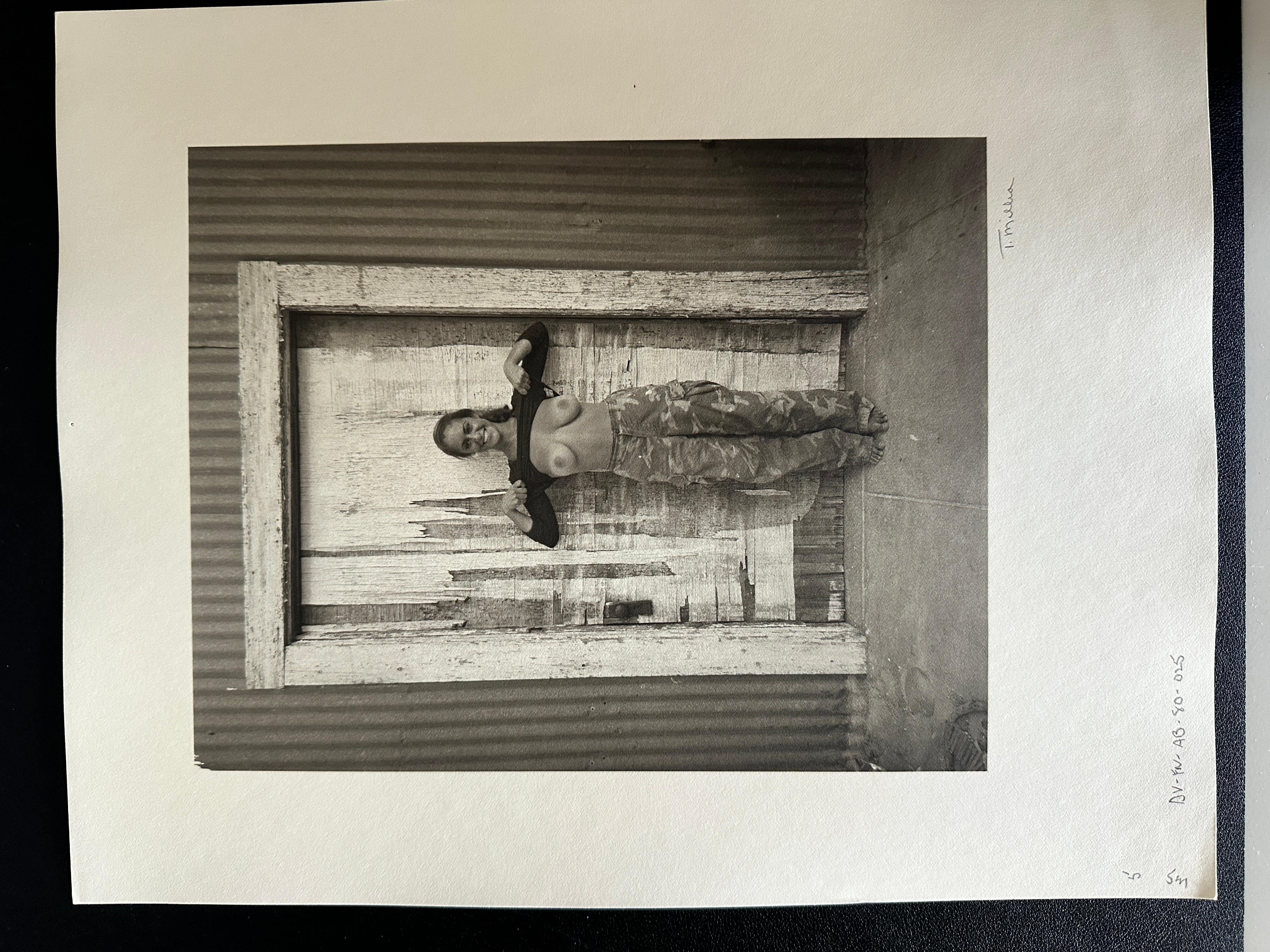 Seins nus dans la vallée de la mort - Photograph de Tom Millea