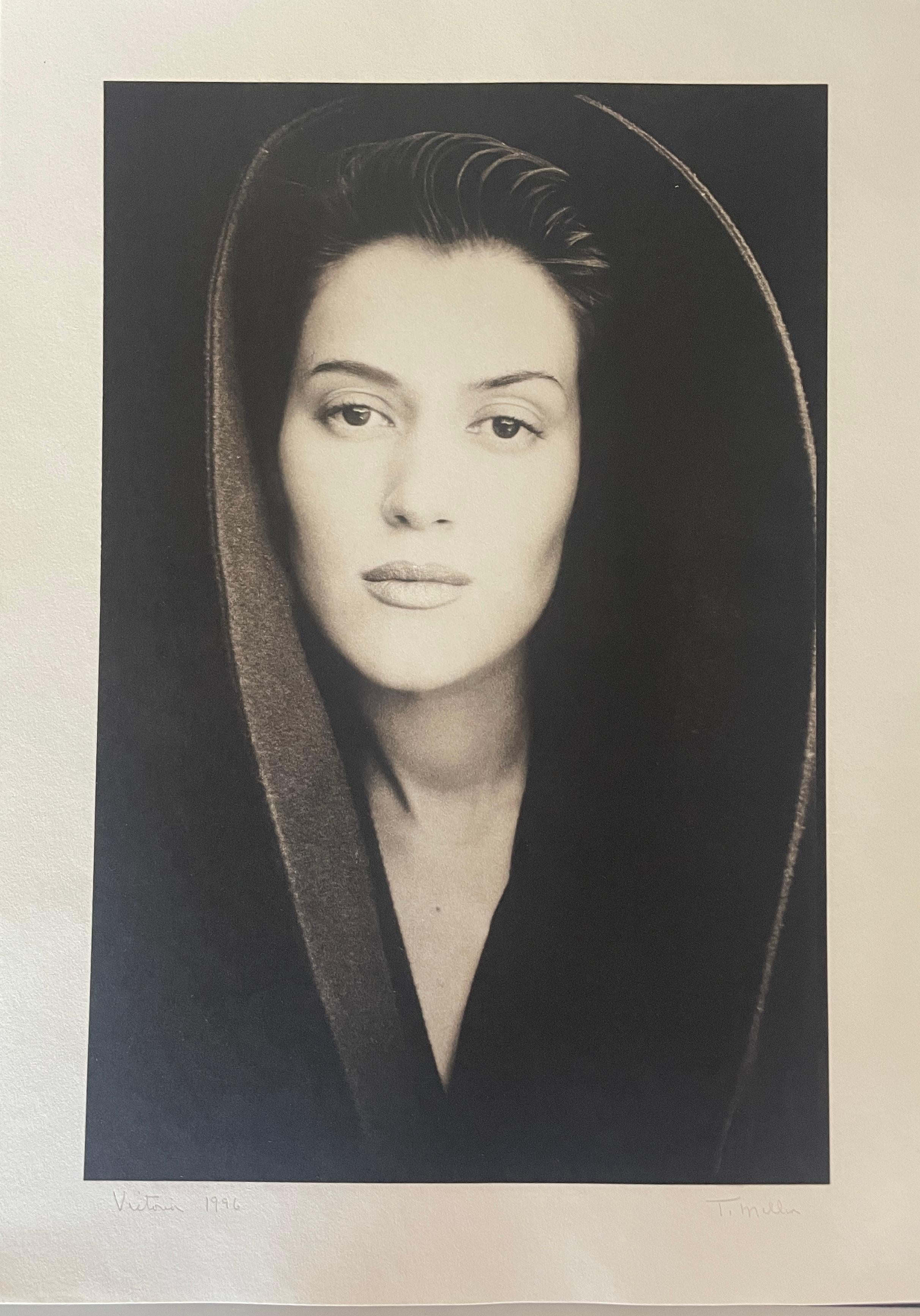 Portrait d'une belle femme - Noir Black and White Photograph par Tom Millea