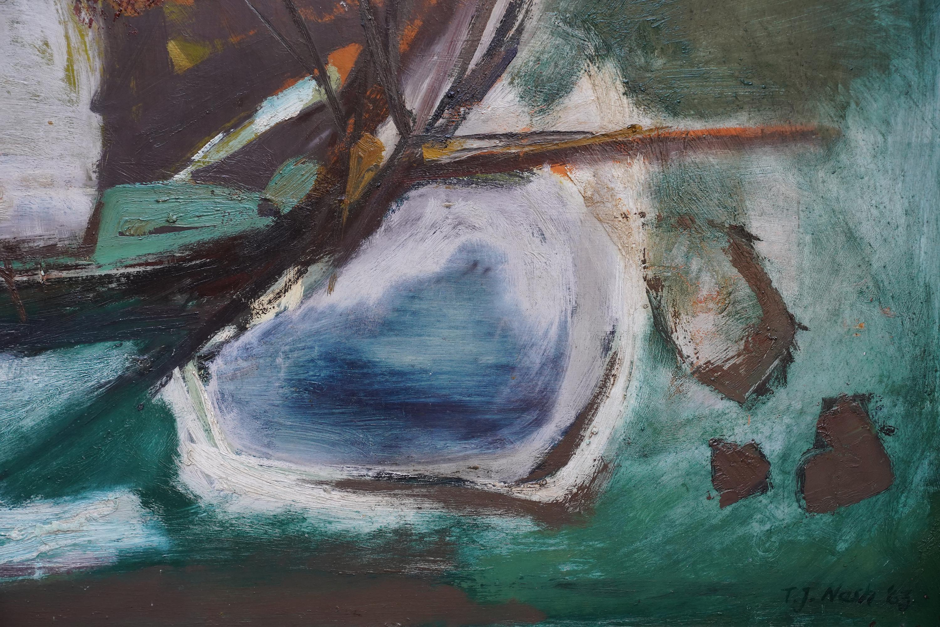 Cette superbe peinture à l'huile abstraite de Thomas est l'œuvre du célèbre artiste Thomas John Nash, plus connu sous le nom de Tom Nash. Elle a été peinte en 1963 et porte au verso l'étiquette de la galerie 