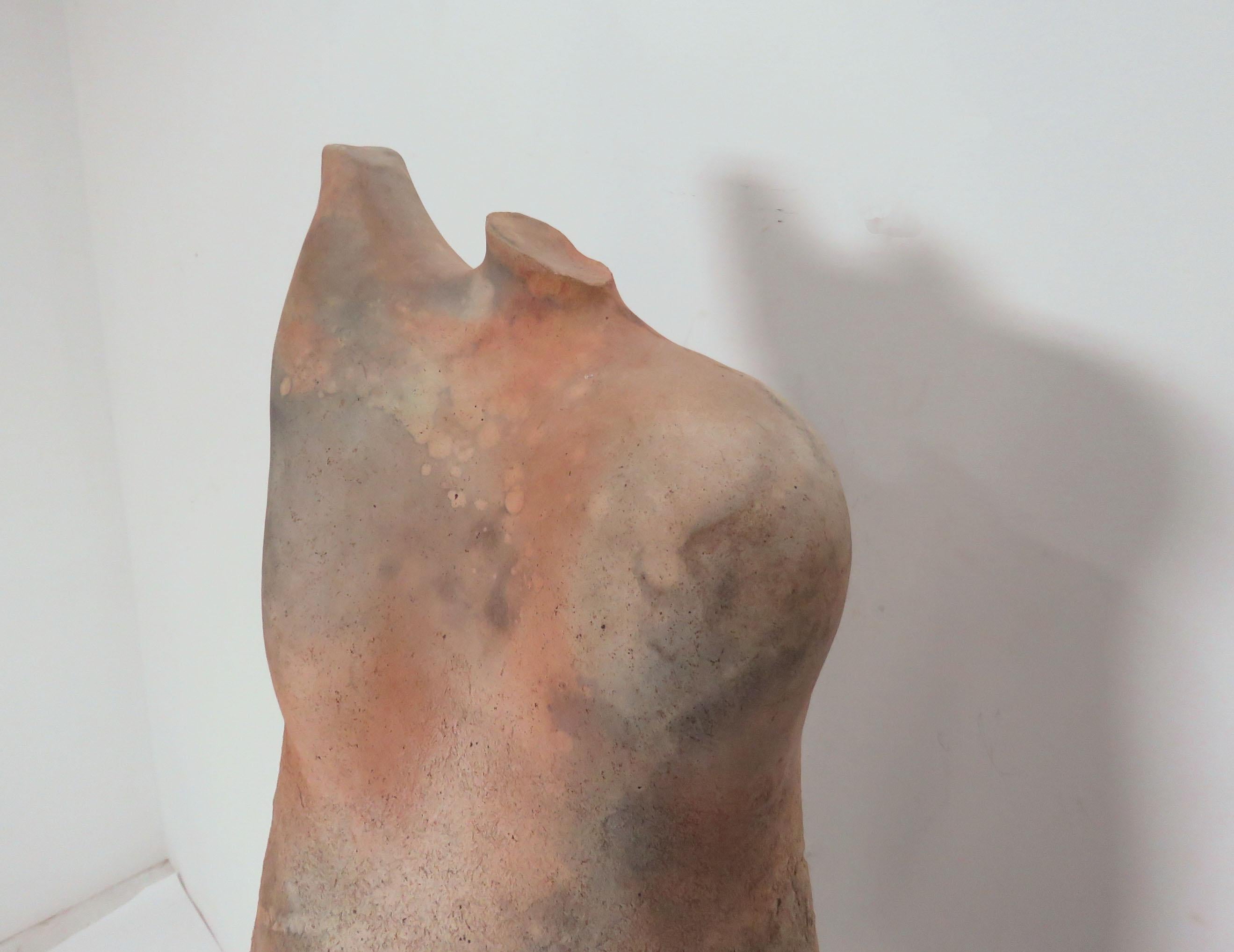 Tom Neugebauer Escultura modernista de cerámica artística Raku sobre pedestal de aluminio finales del siglo XX en venta