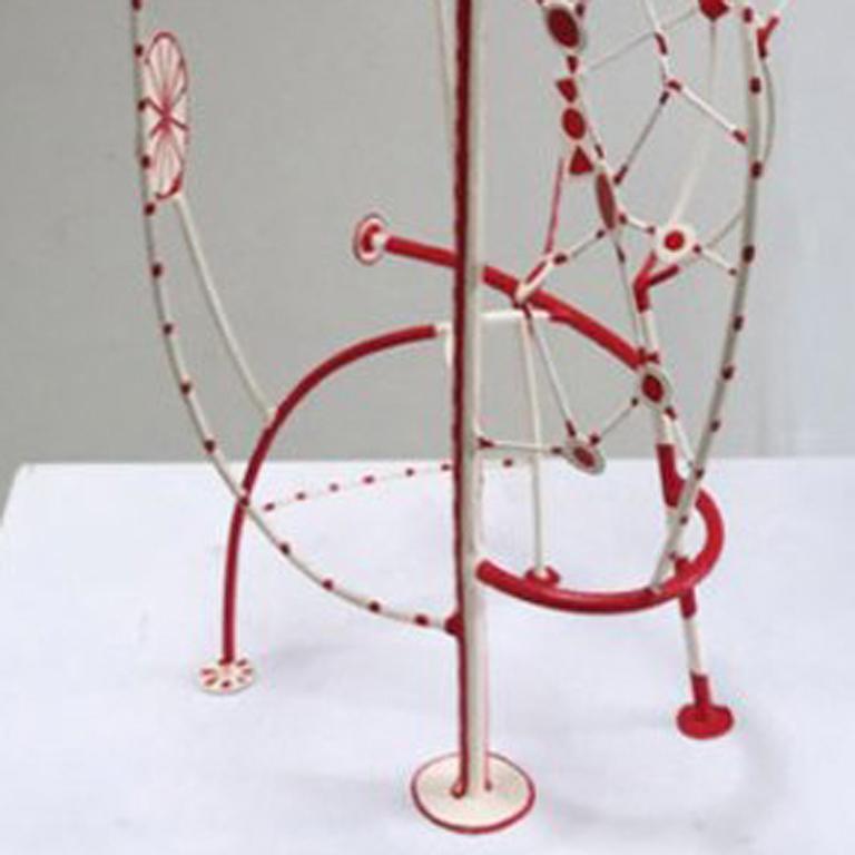 Regina Rossa - Abstract Sculpture Grigio di Tom Nussbaum