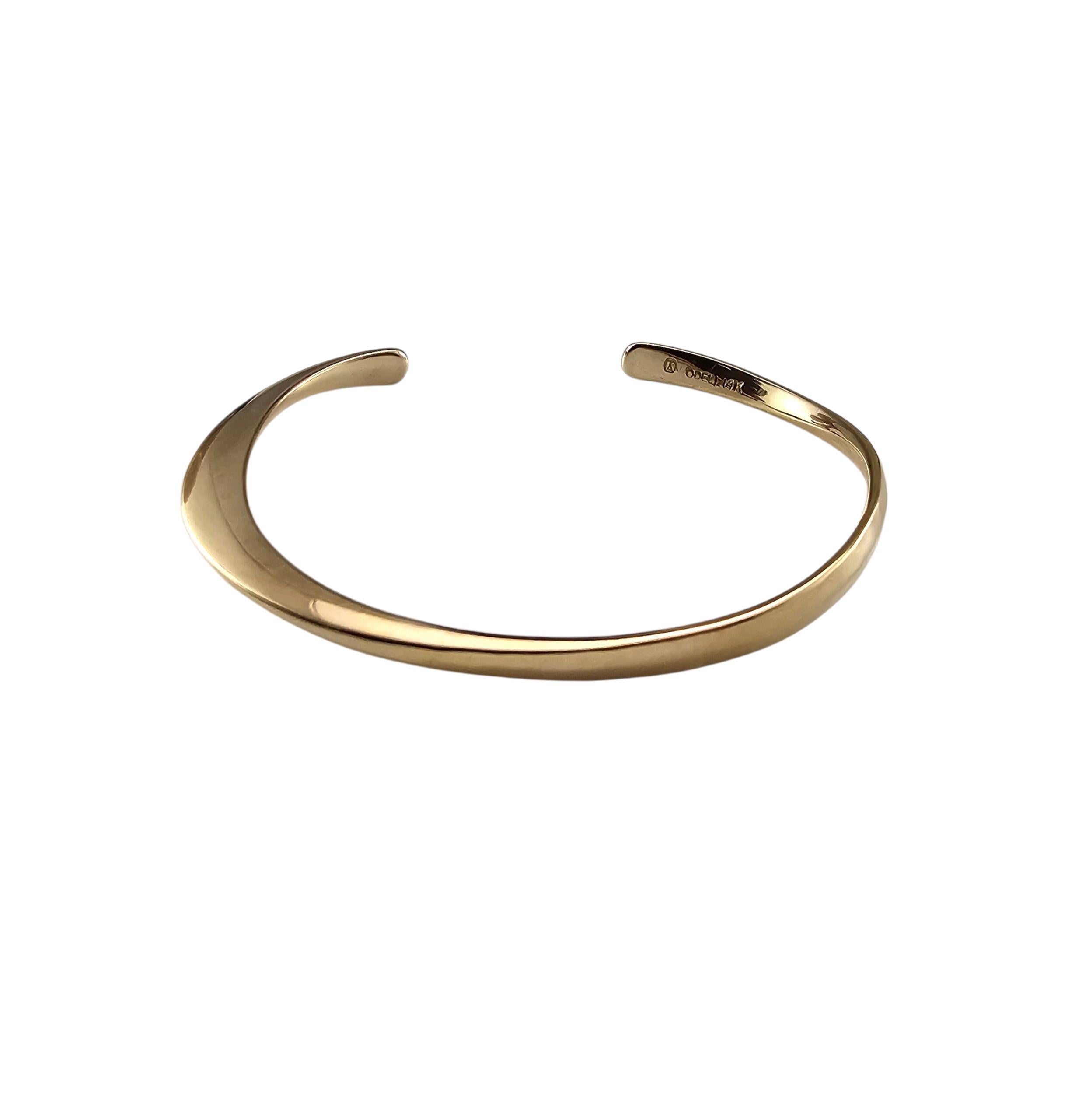 Bracelet manchette en or jaune 14K de Tom Odel

Élégante et moderne, cette pièce présente une courbe fluide et asymétrique qui épouse confortablement le poignet. Réalisé en or jaune massif 14 carats, il met en valeur le design minimaliste