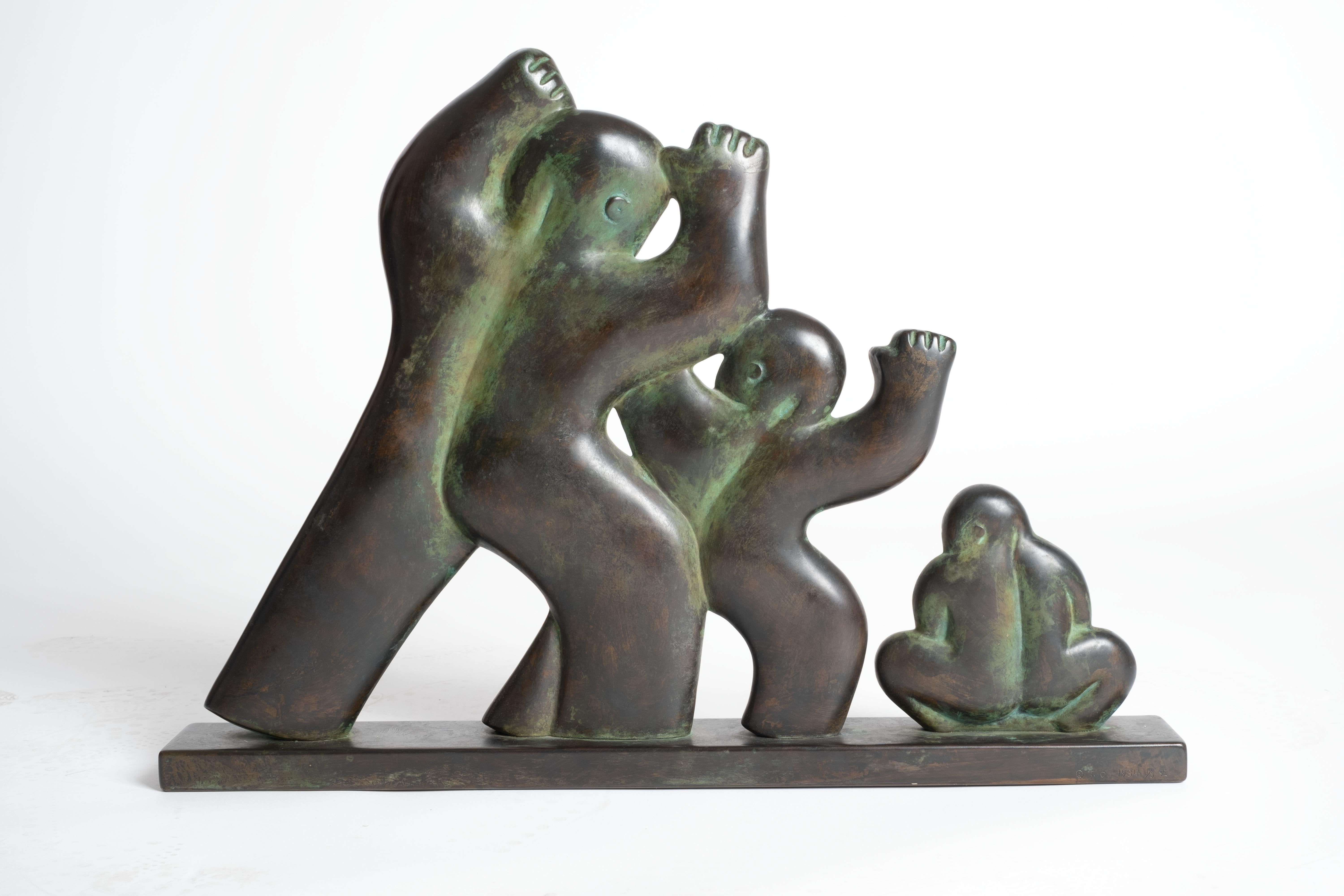 Père aimable, sculpture familiale en bronze - Or Nude Sculpture par Tom Otterness