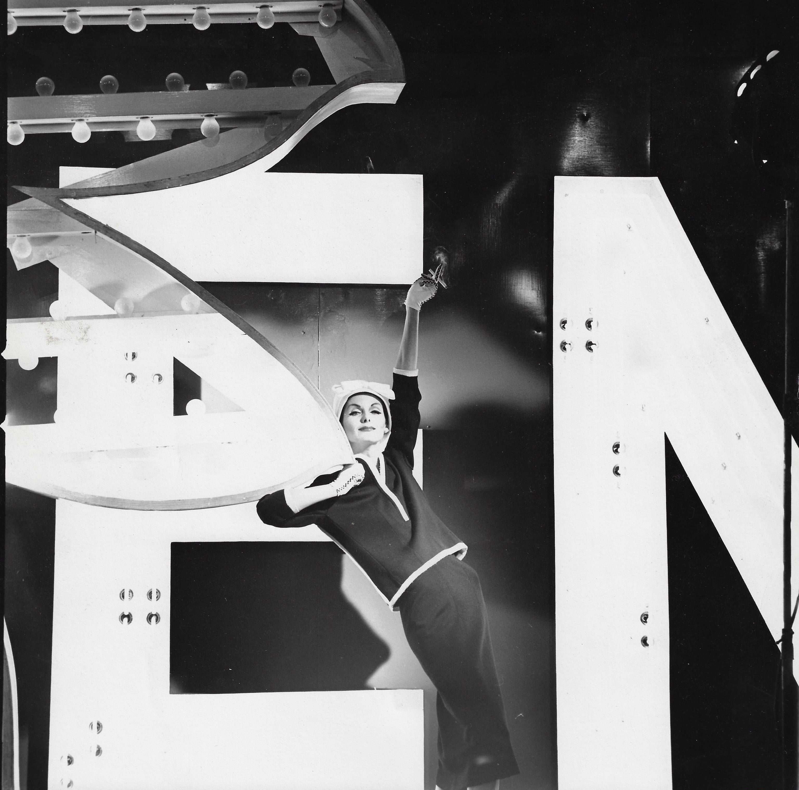 Black and White Photograph Tom Palumbo - Anne-Marie. Harper's Bazaar
