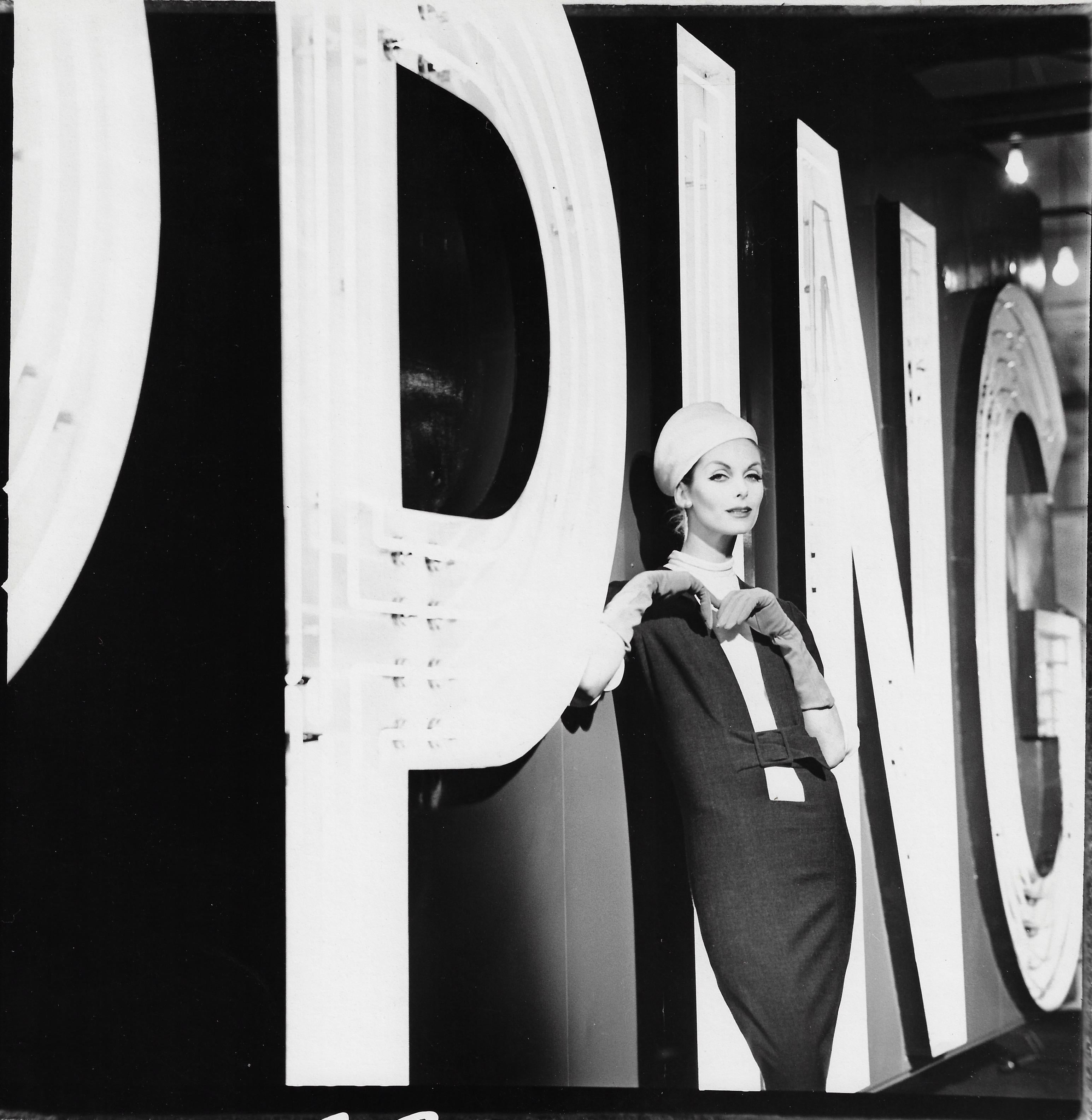 Black and White Photograph de Tom Palumbo - Anne St. Marie con flor en la solapa (Ping) Harper's Bazaar