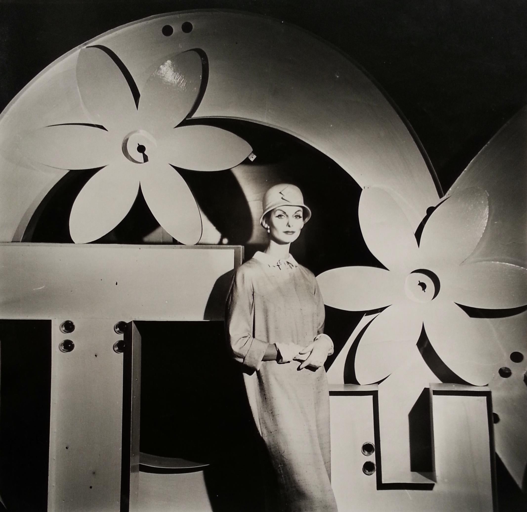 Tom Palumbo Black and White Photograph – Anne St. Marie mit Blumen im Hintergrund, Harper's Bazaar